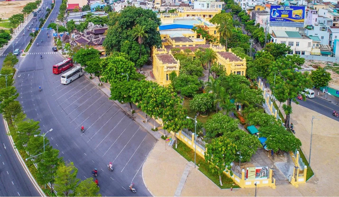 Nearby landmark in Dragon View Riverside Hotel