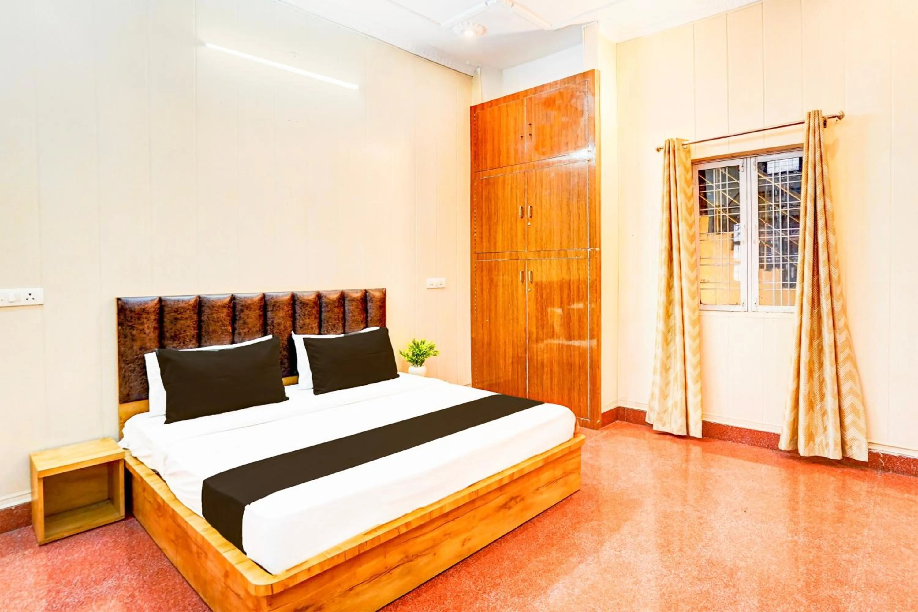 Bedroom, Bed in Super Hotel O Sudhowala Near Nanda ki Chowk