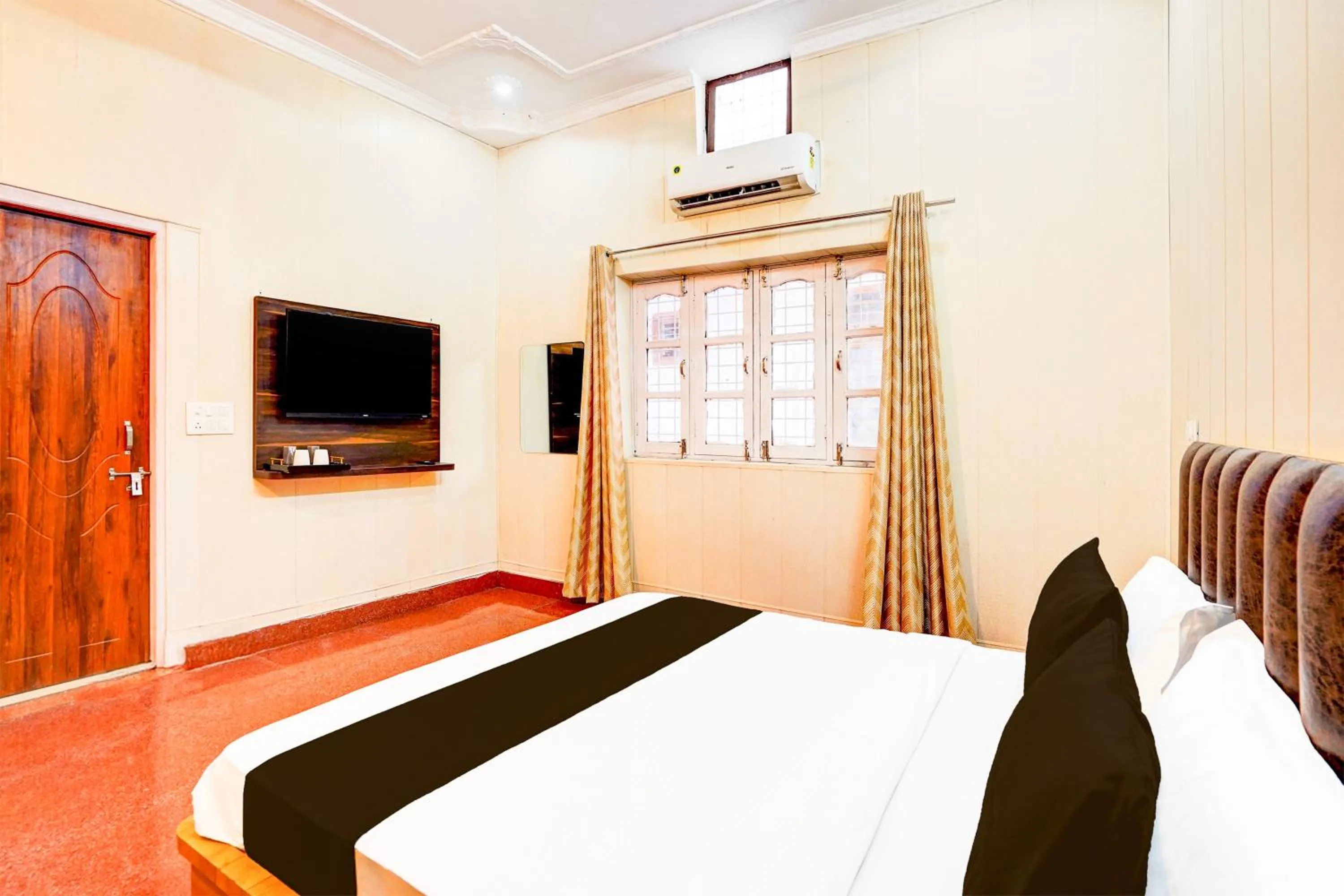 Bedroom, Bed in Super Hotel O Sudhowala Near Nanda ki Chowk