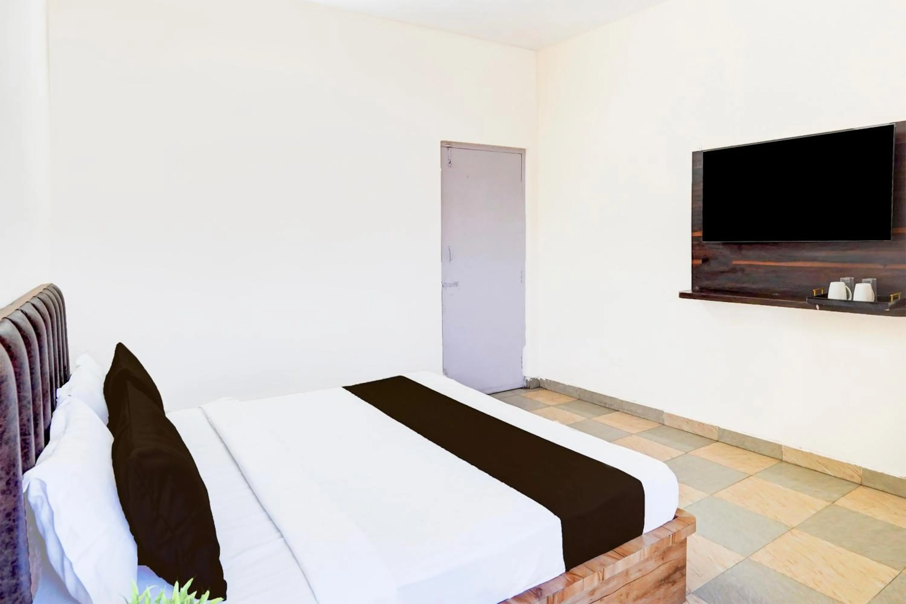 Bedroom, Bed in Super Hotel O Sudhowala Near Nanda ki Chowk