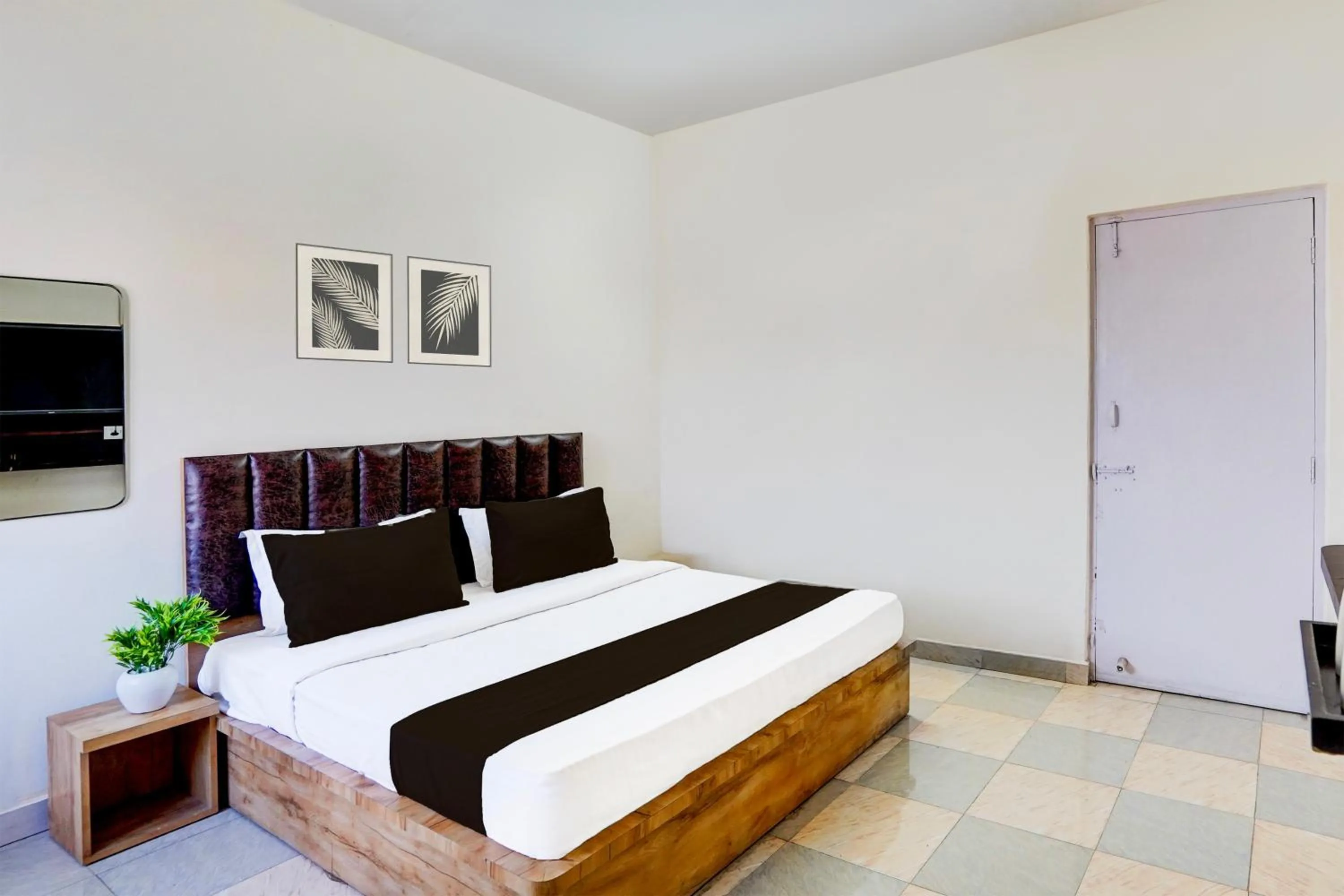 Bedroom, Bed in Super Hotel O Sudhowala Near Nanda ki Chowk