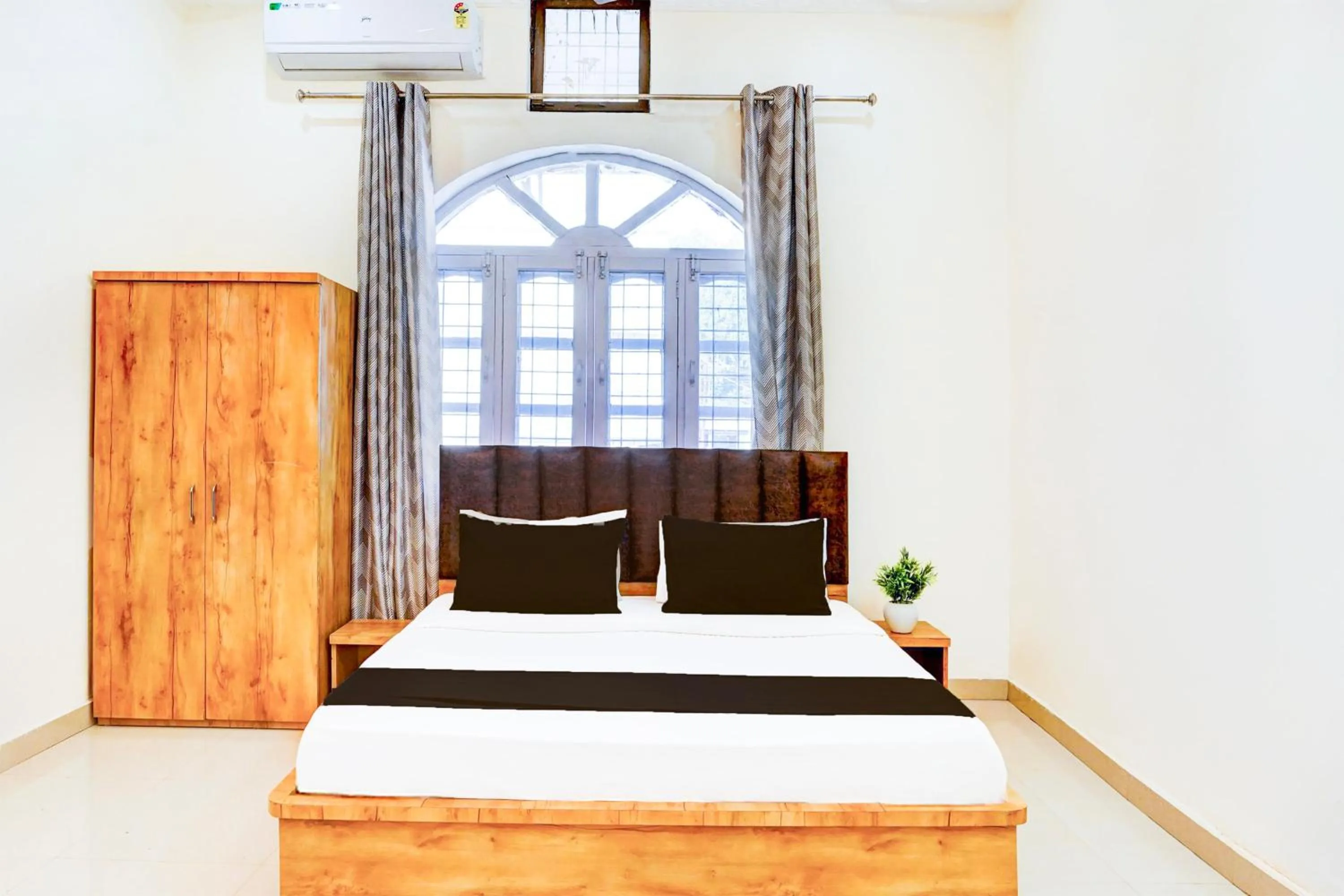 Bedroom in Super Hotel O Sudhowala Near Nanda ki Chowk