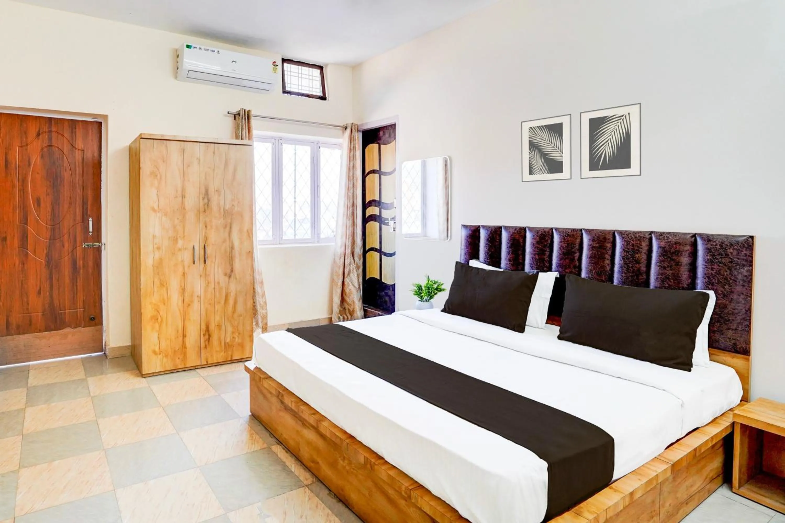 Bedroom, Bed in Super Hotel O Sudhowala Near Nanda ki Chowk