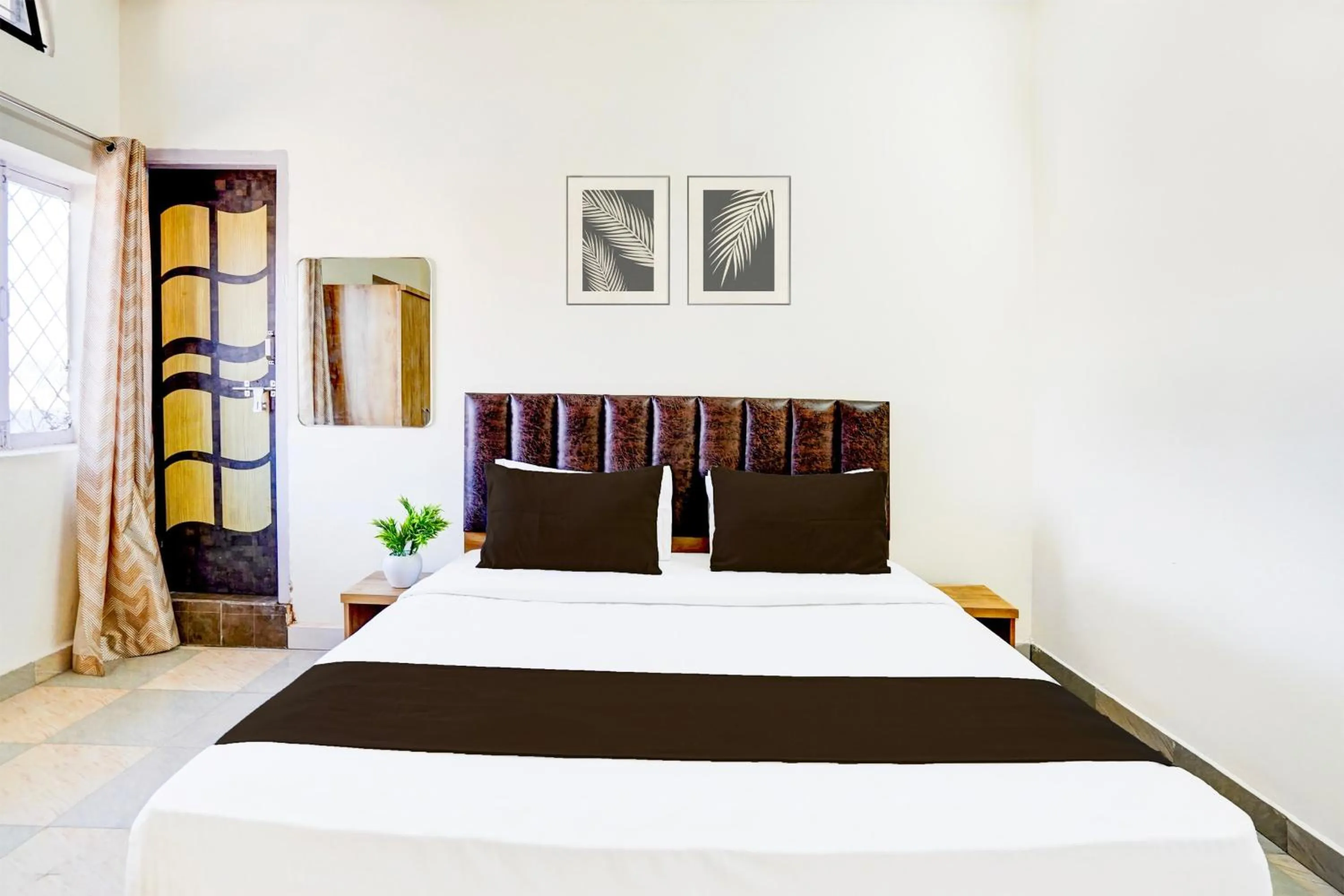 Bedroom, Bed in Super Hotel O Sudhowala Near Nanda ki Chowk