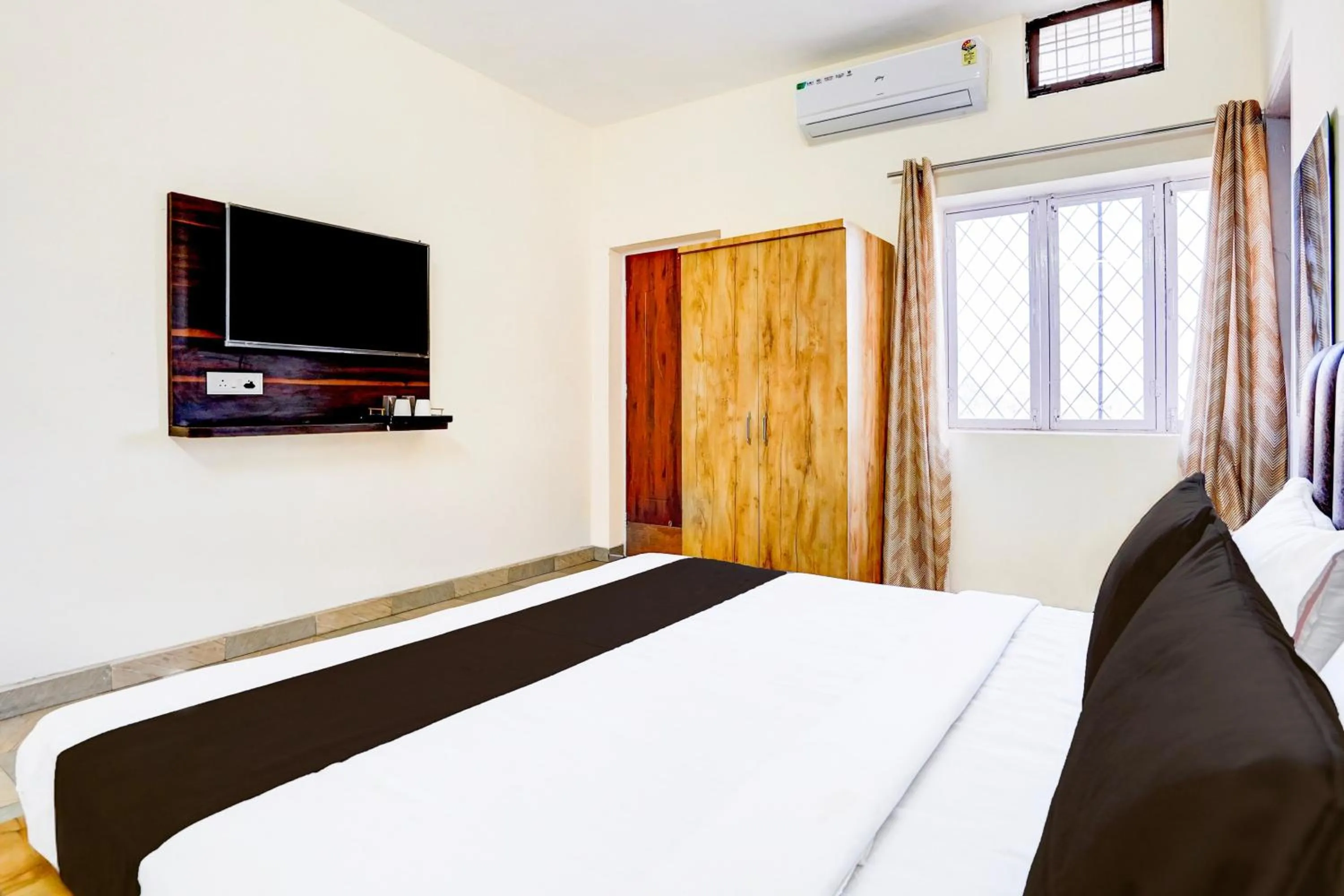 Bedroom, Bed in Super Hotel O Sudhowala Near Nanda ki Chowk