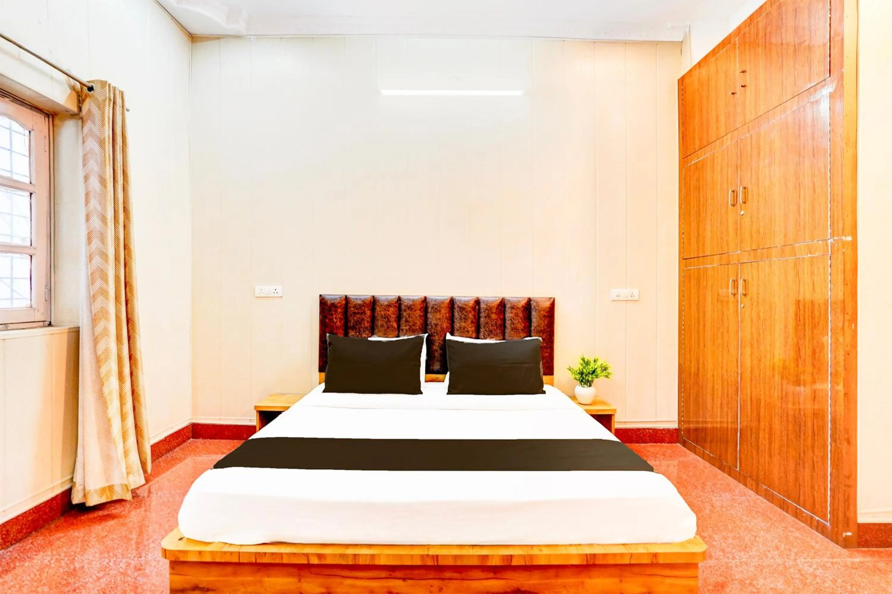Bedroom, Bed in Super Hotel O Sudhowala Near Nanda ki Chowk