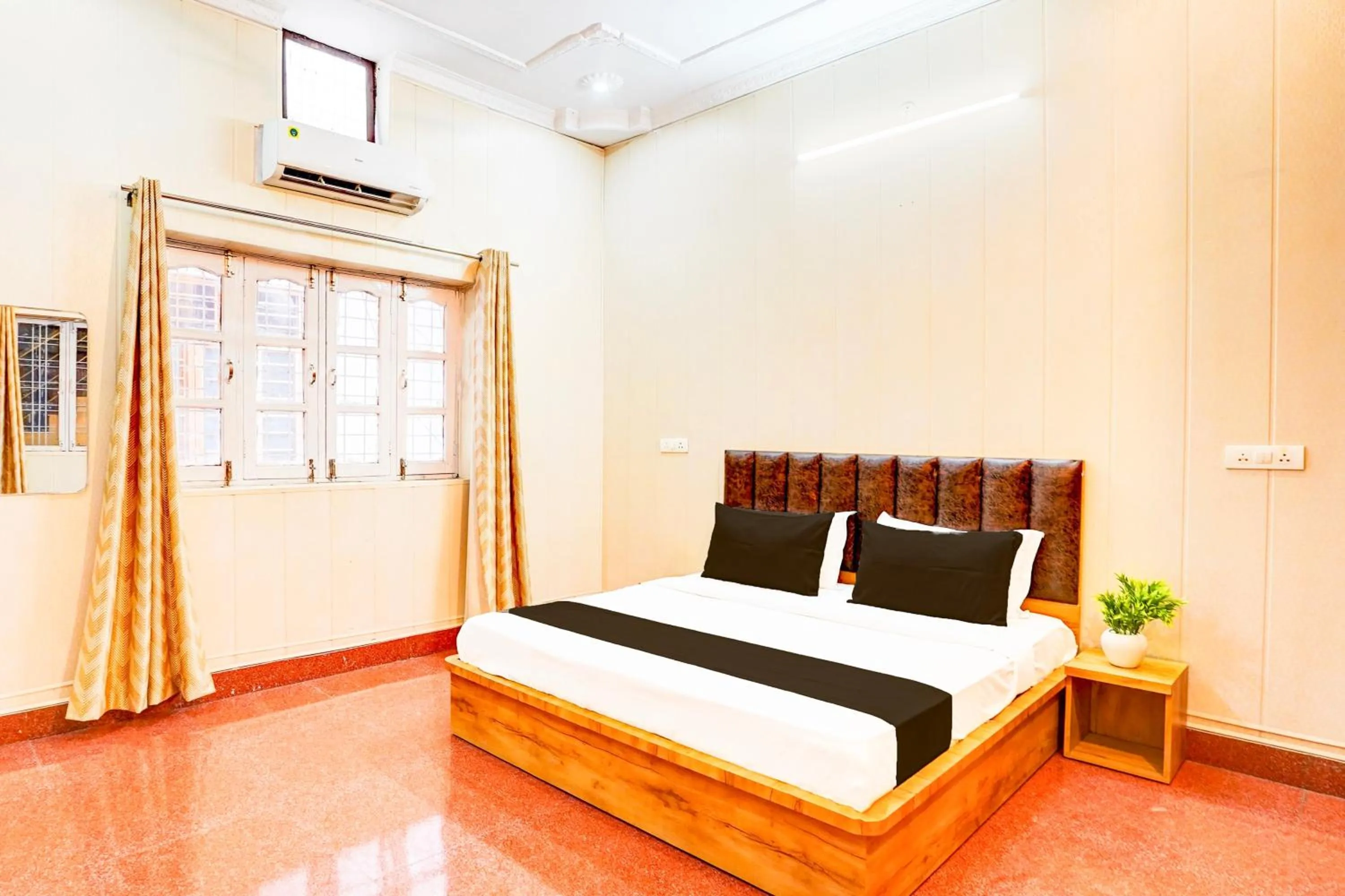 Bedroom, Bed in Super Hotel O Sudhowala Near Nanda ki Chowk