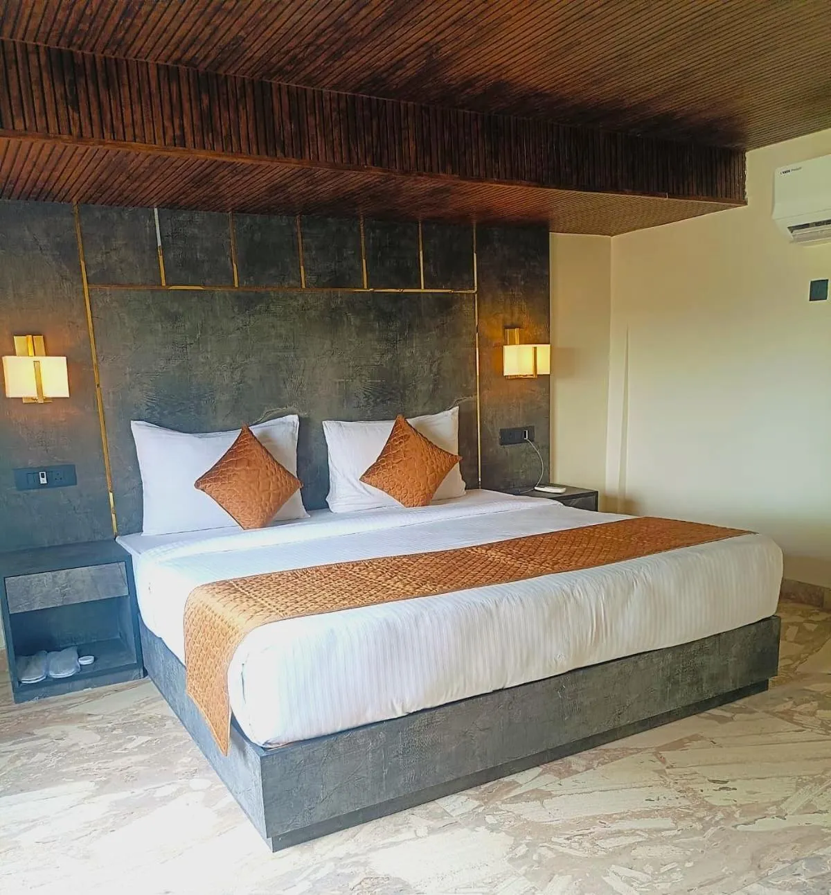 Photo of the whole room, Bed in ShriGo Hotel Banaras