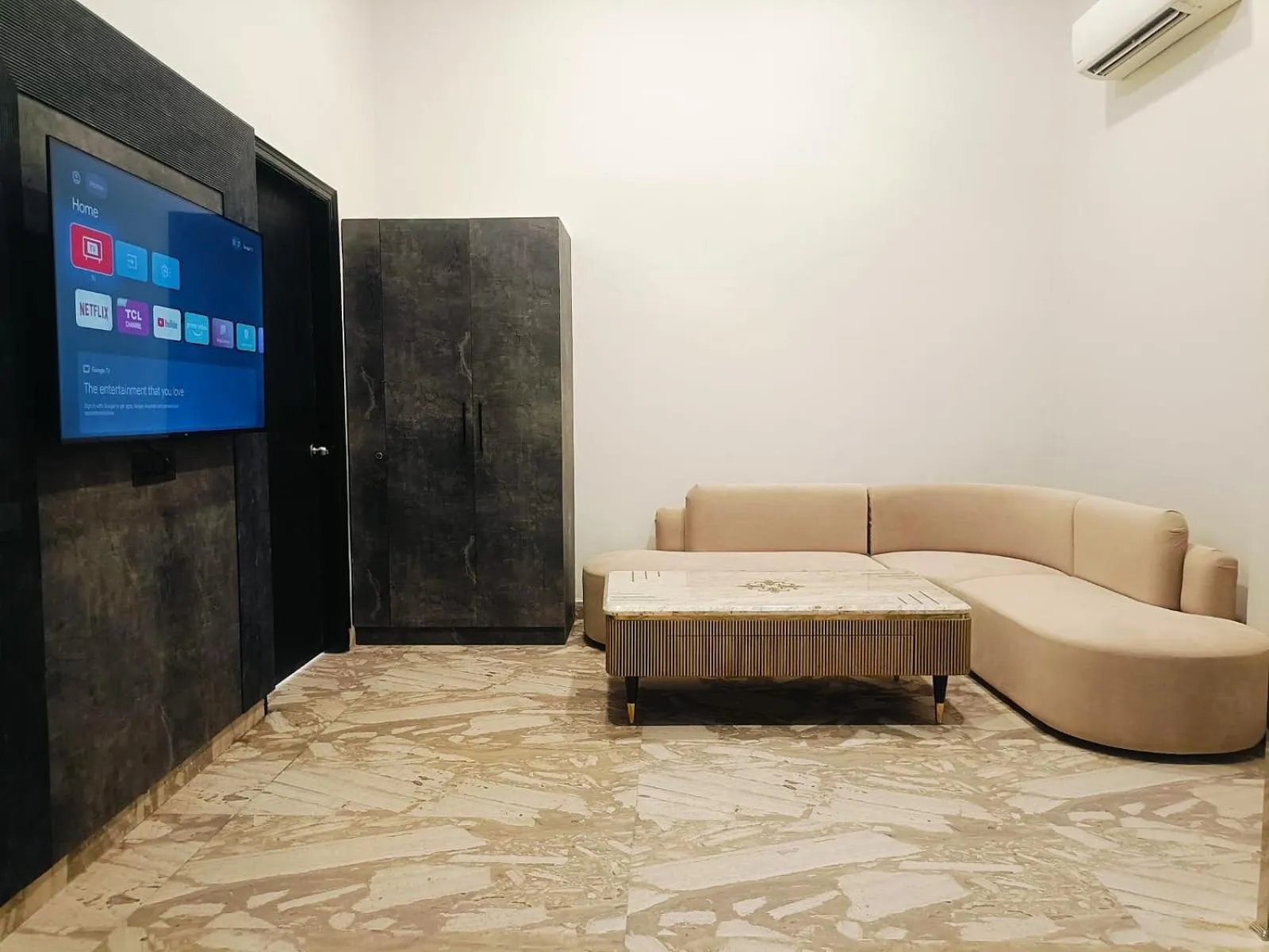 TV and multimedia in ShriGo Hotel Banaras