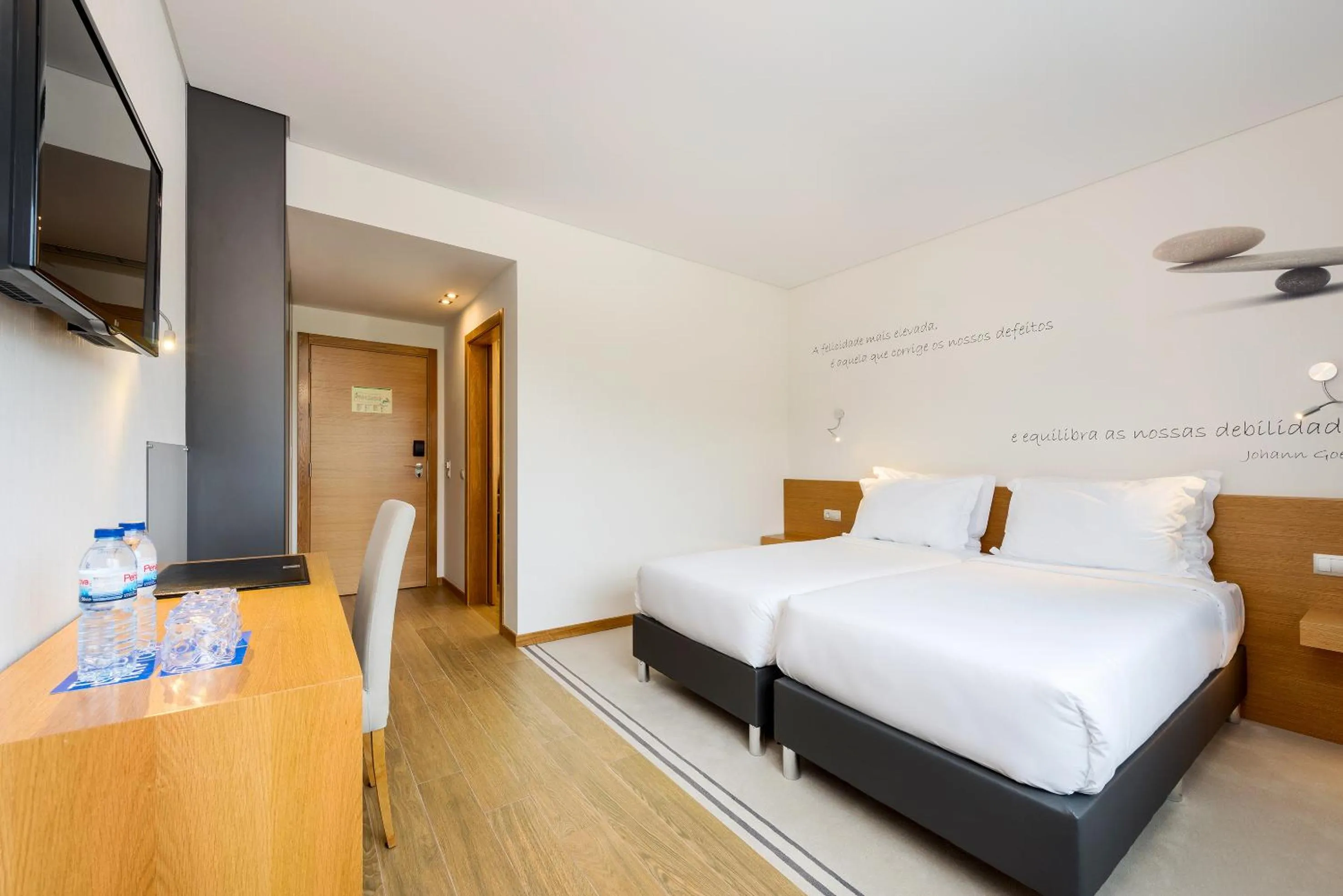 Photo of the whole room, Bed in TRYP by Wyndham Leiria