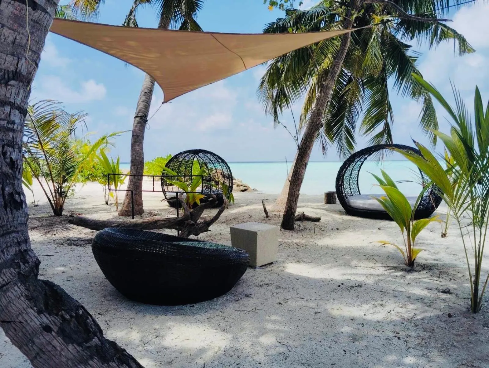 sunbed in Rattehi Inn at Rakeedhoo