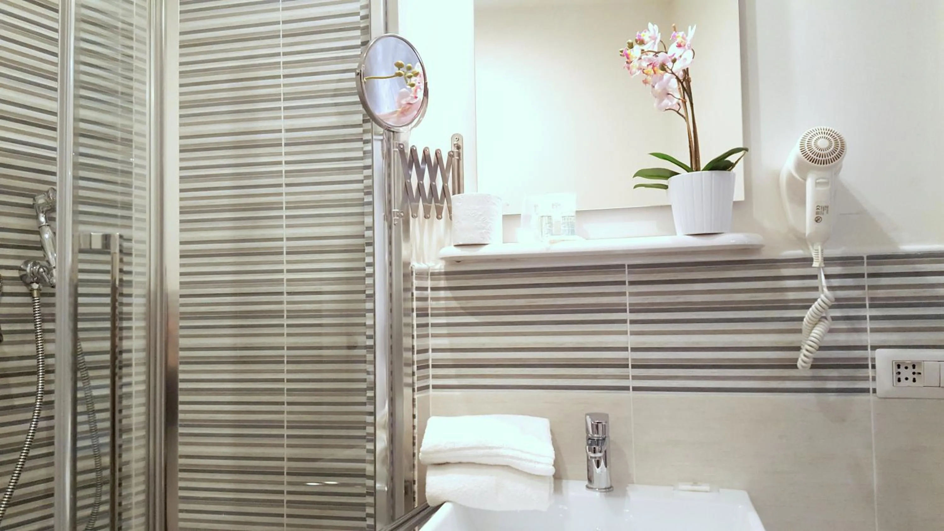 Bathroom in Hotel Luxor Florence