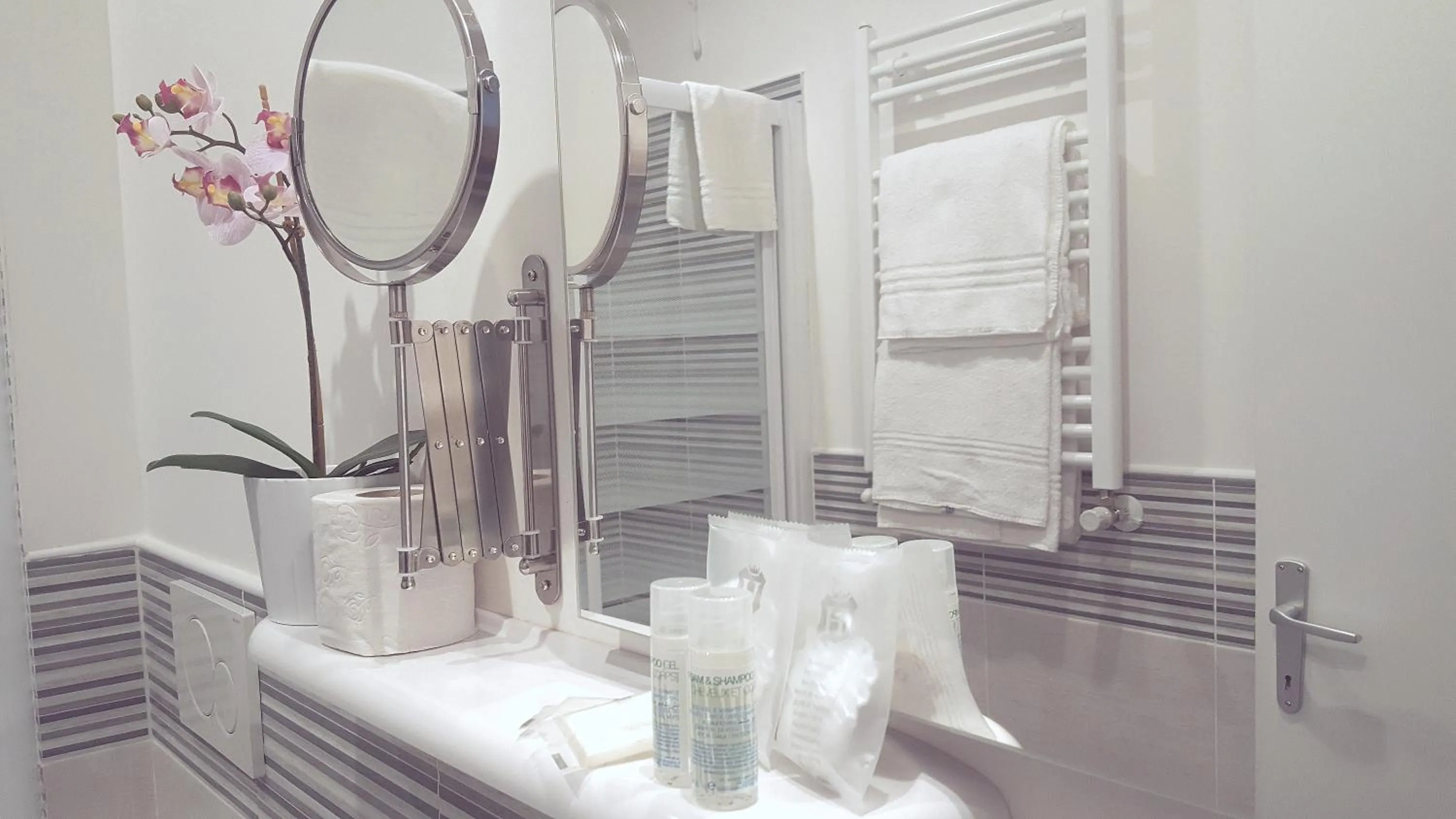 Bathroom in Hotel Luxor Florence