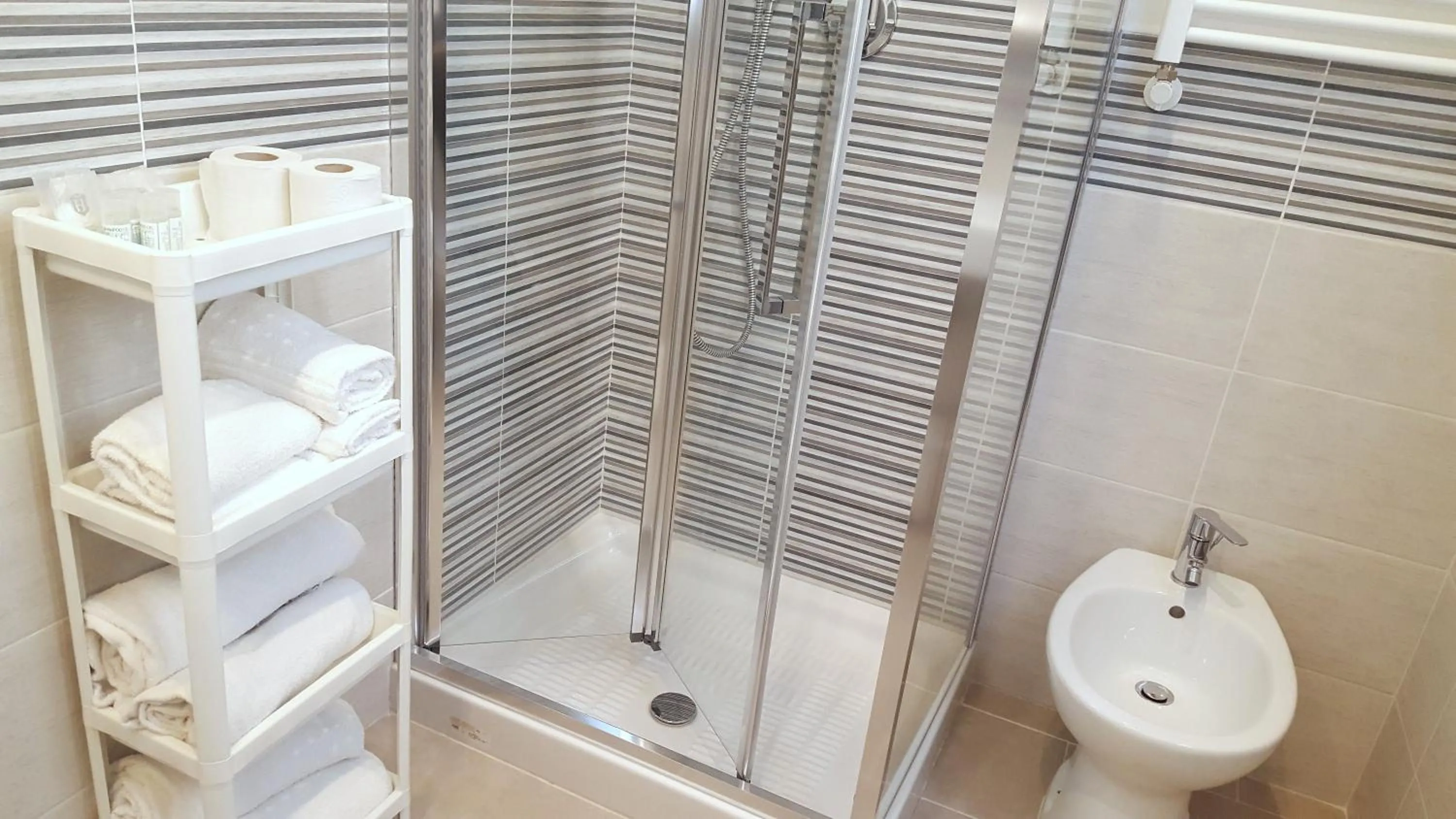 Shower in Hotel Luxor Florence