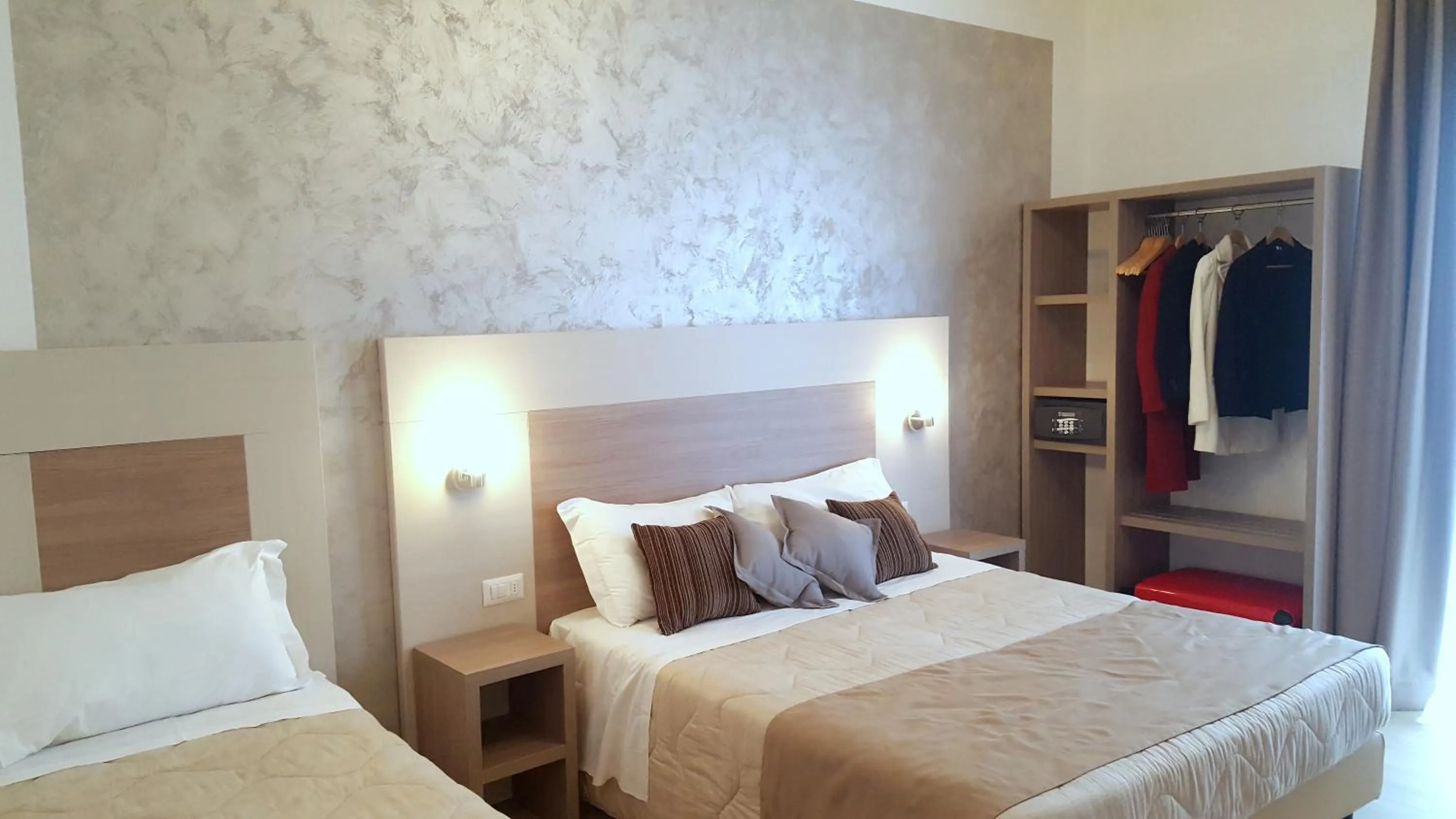 Photo of the whole room, Bed in Hotel Luxor Florence