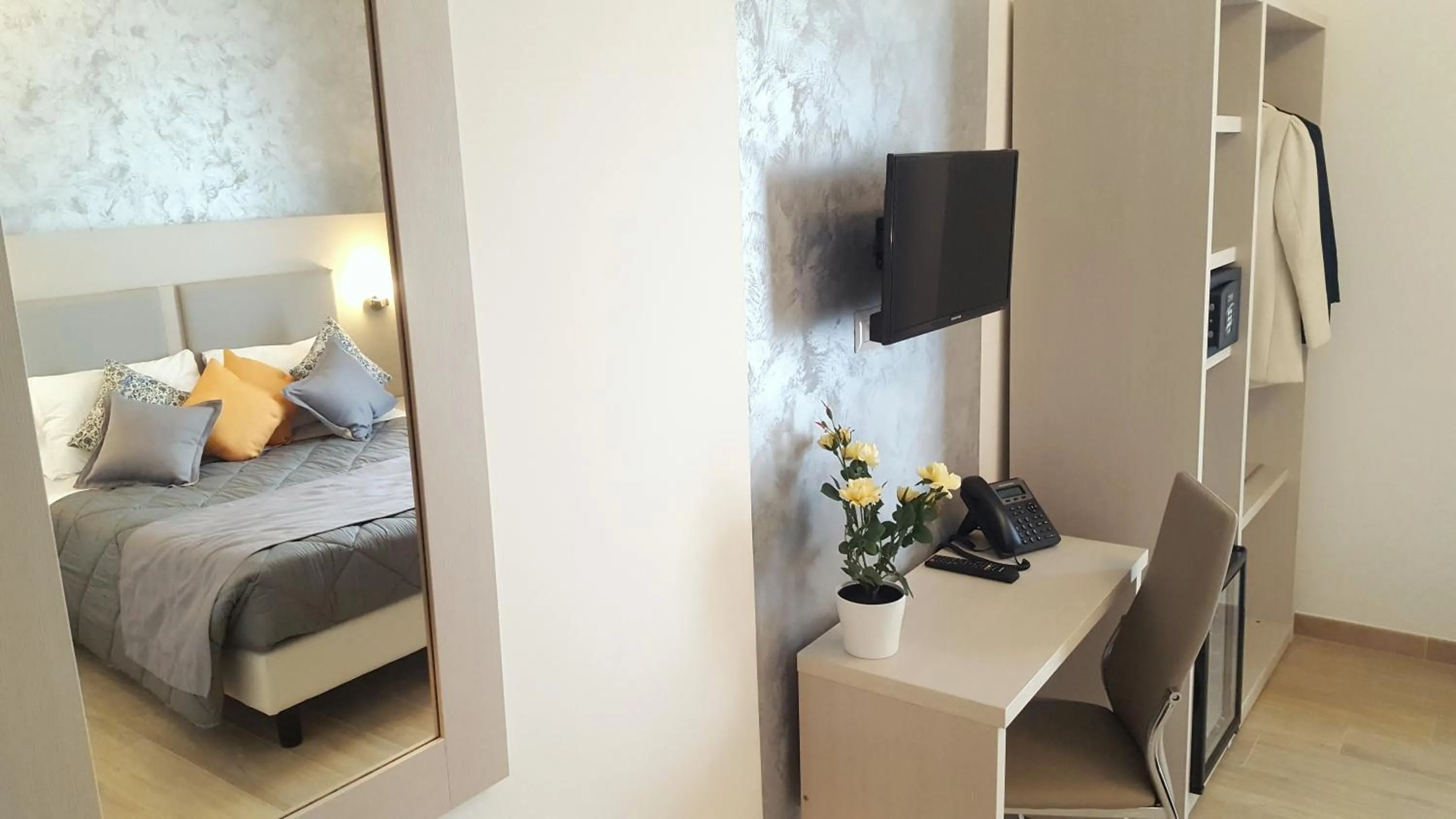 Photo of the whole room, Bed in Hotel Luxor Florence