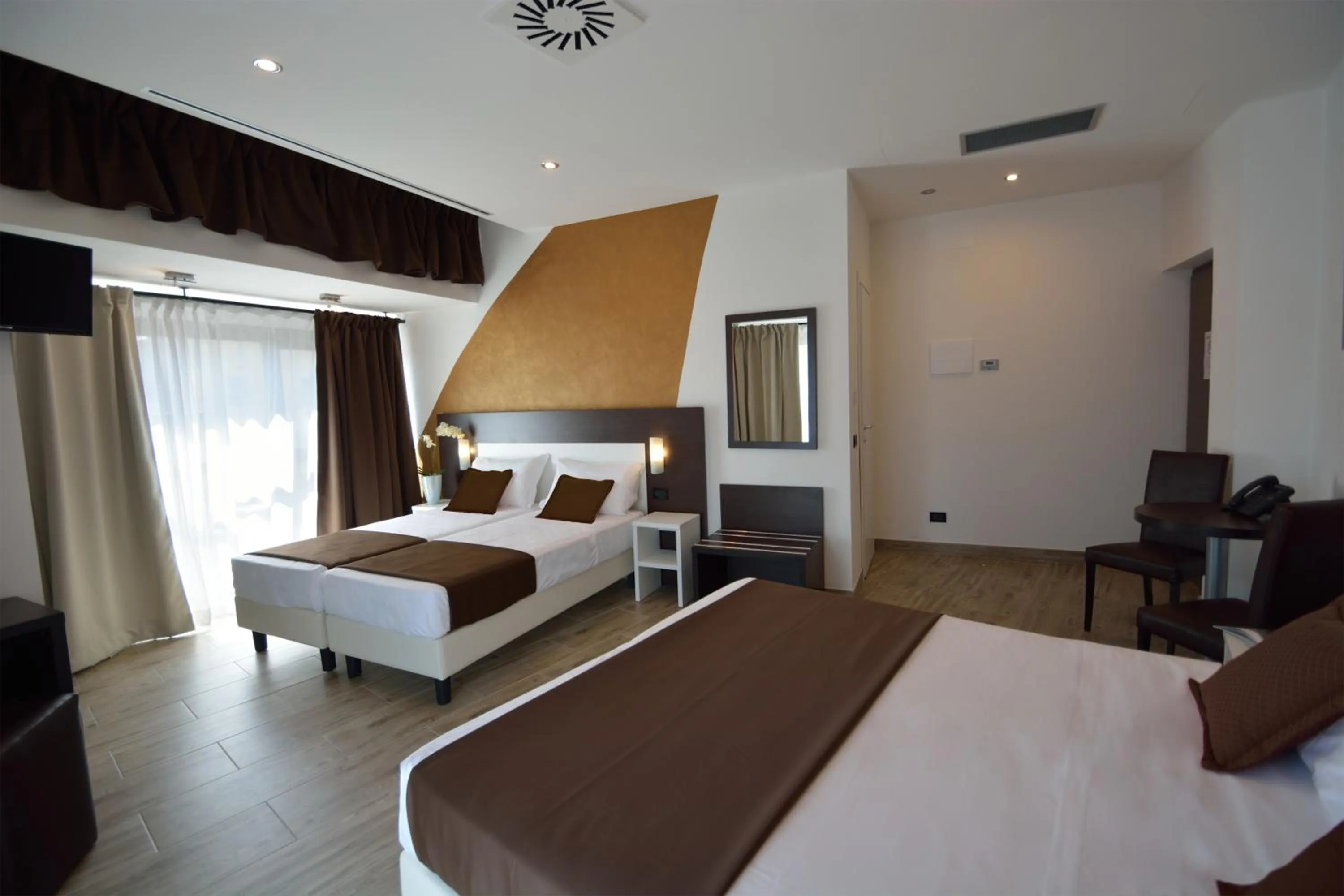 Photo of the whole room, Bed in Hotel Luxor Florence