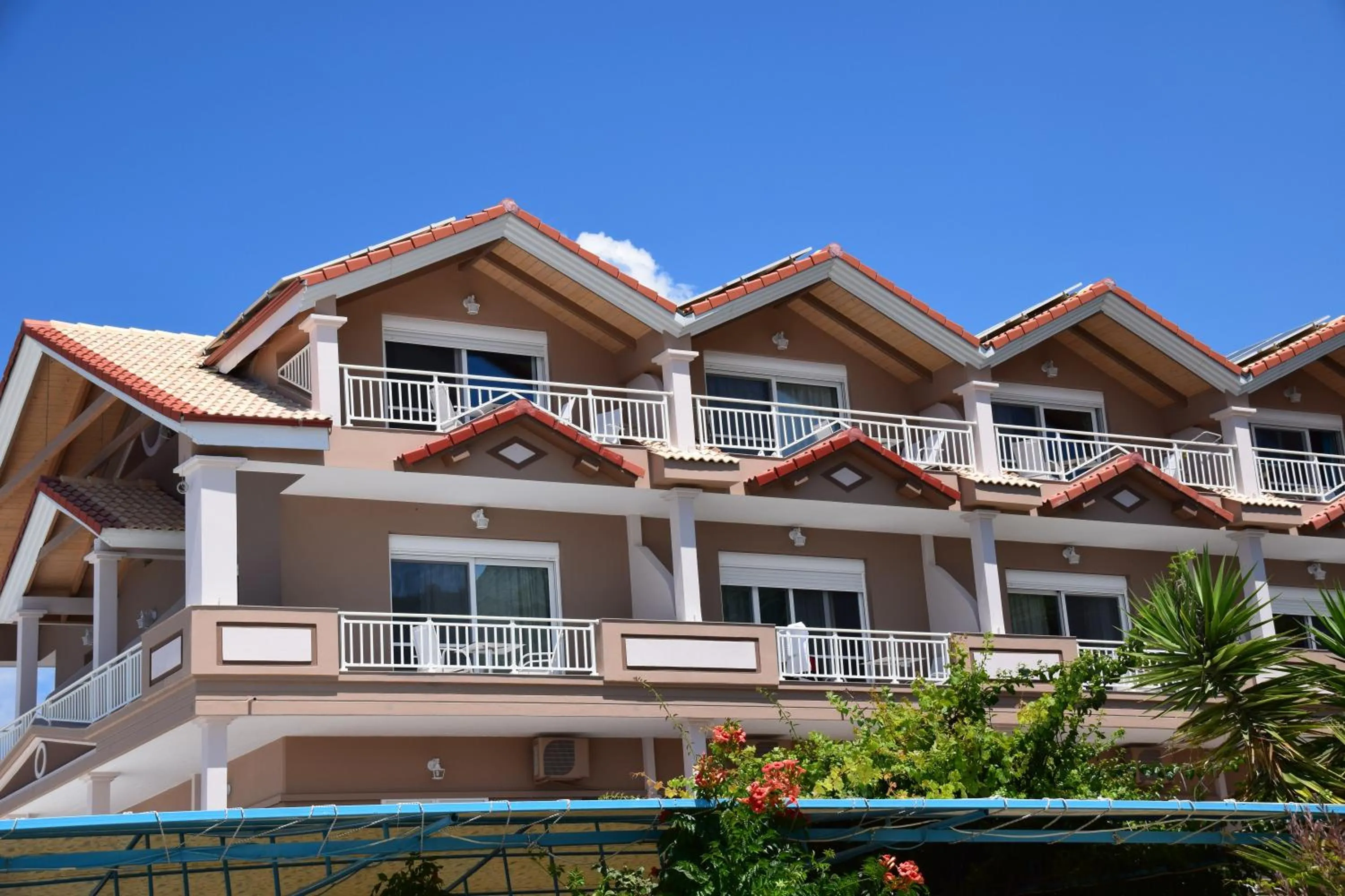 Property building in WhiteSands Beach Resort