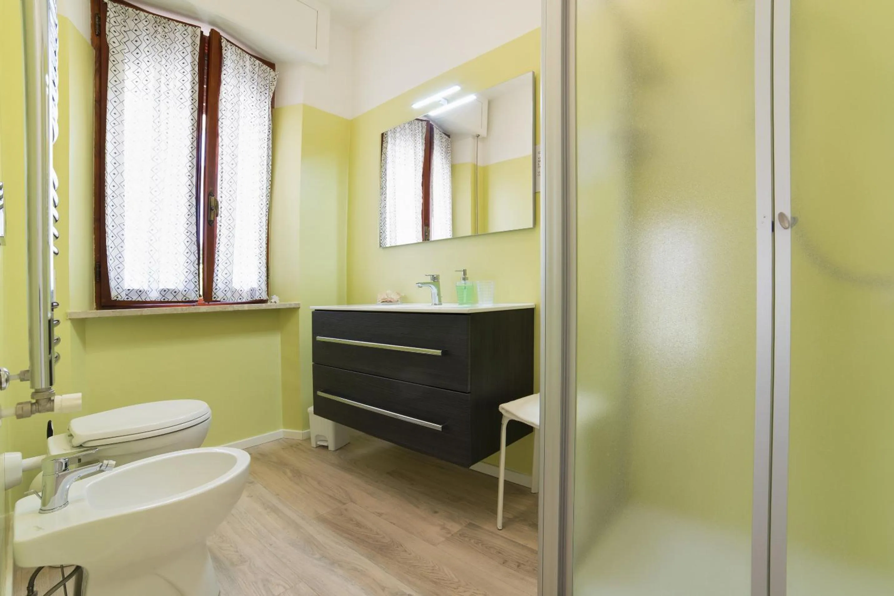 Bathroom in B&B Villino Giovanna Wi-Fi AC Prima fila mare Pineta