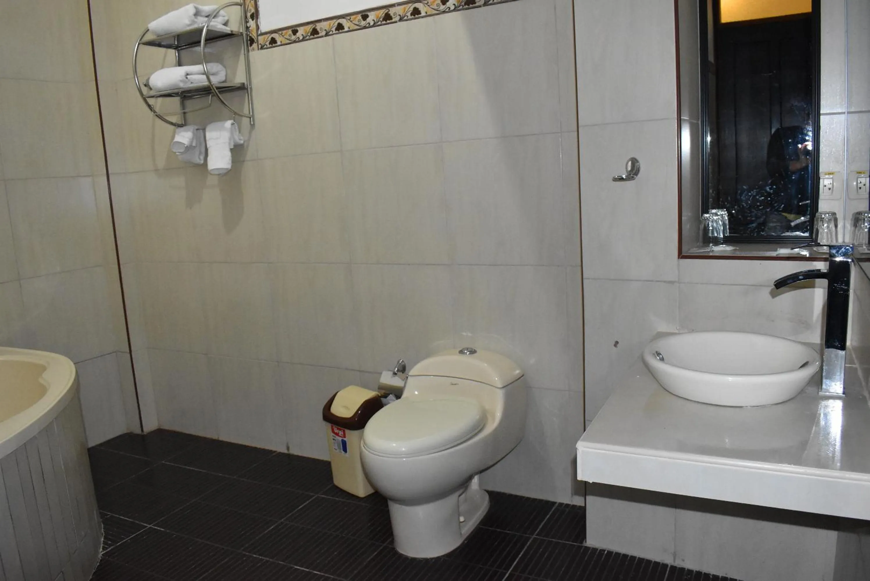 Bathroom in Colonial Plaza Hotel