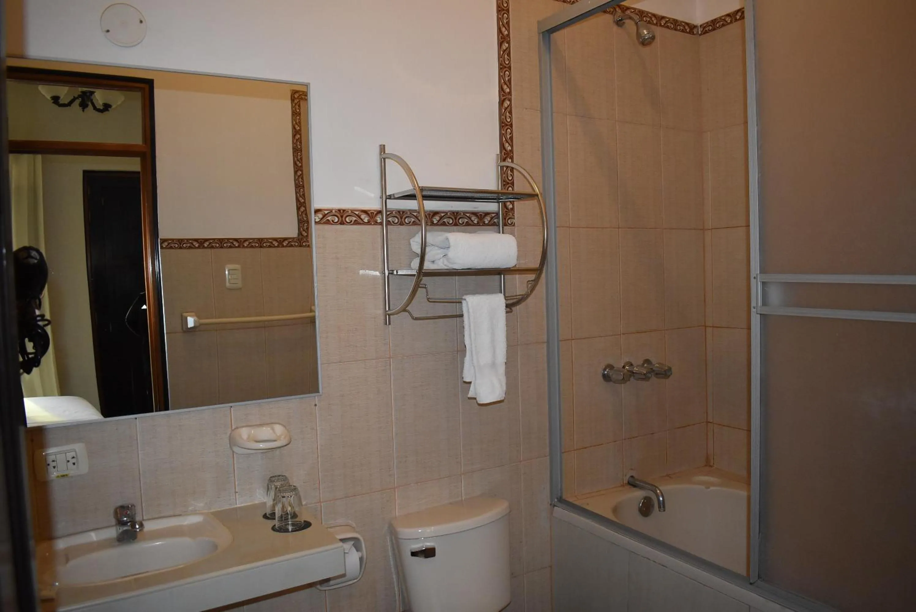 Bathroom in Colonial Plaza Hotel