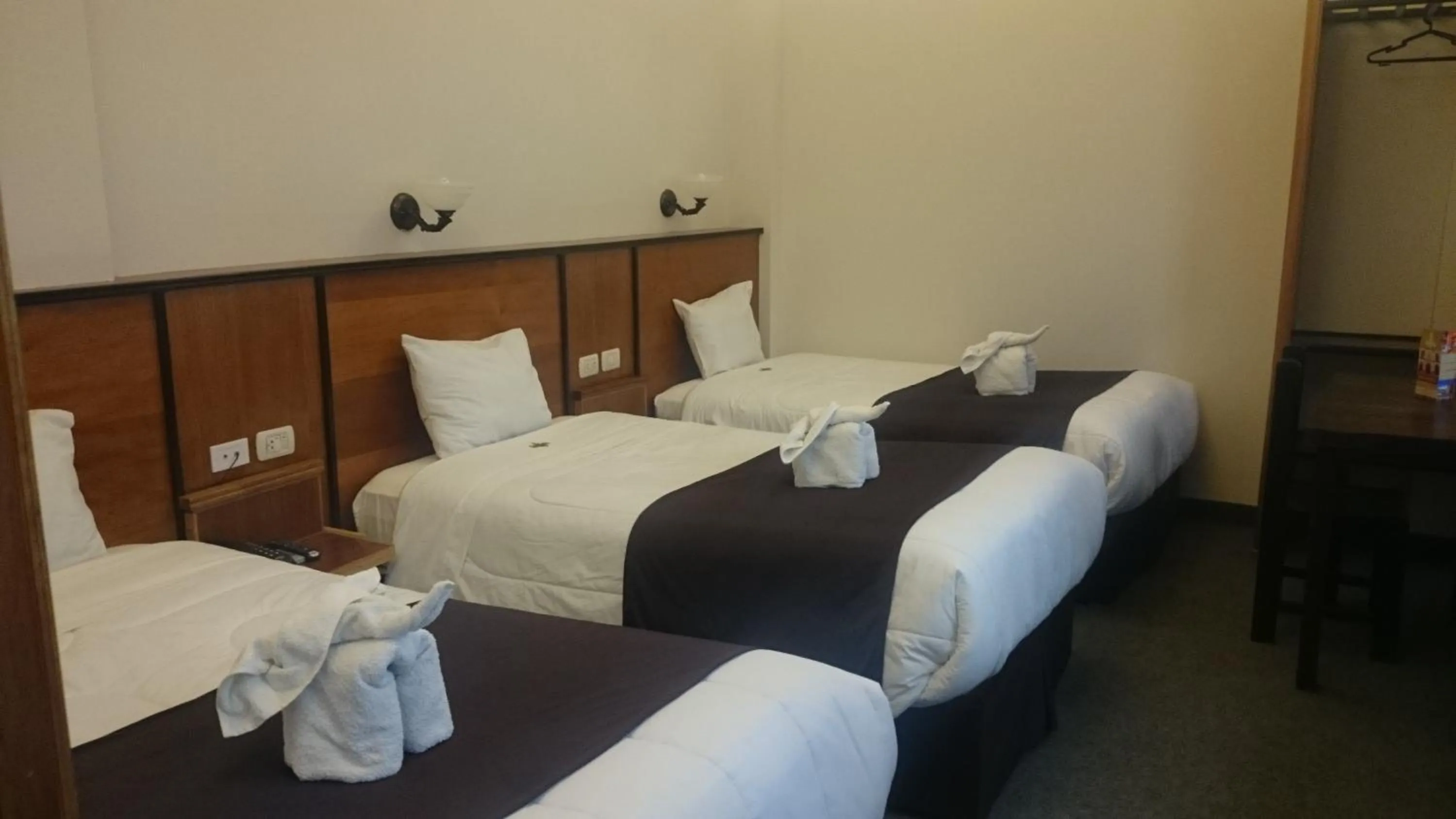 Bedroom, Bed in Colonial Plaza Hotel