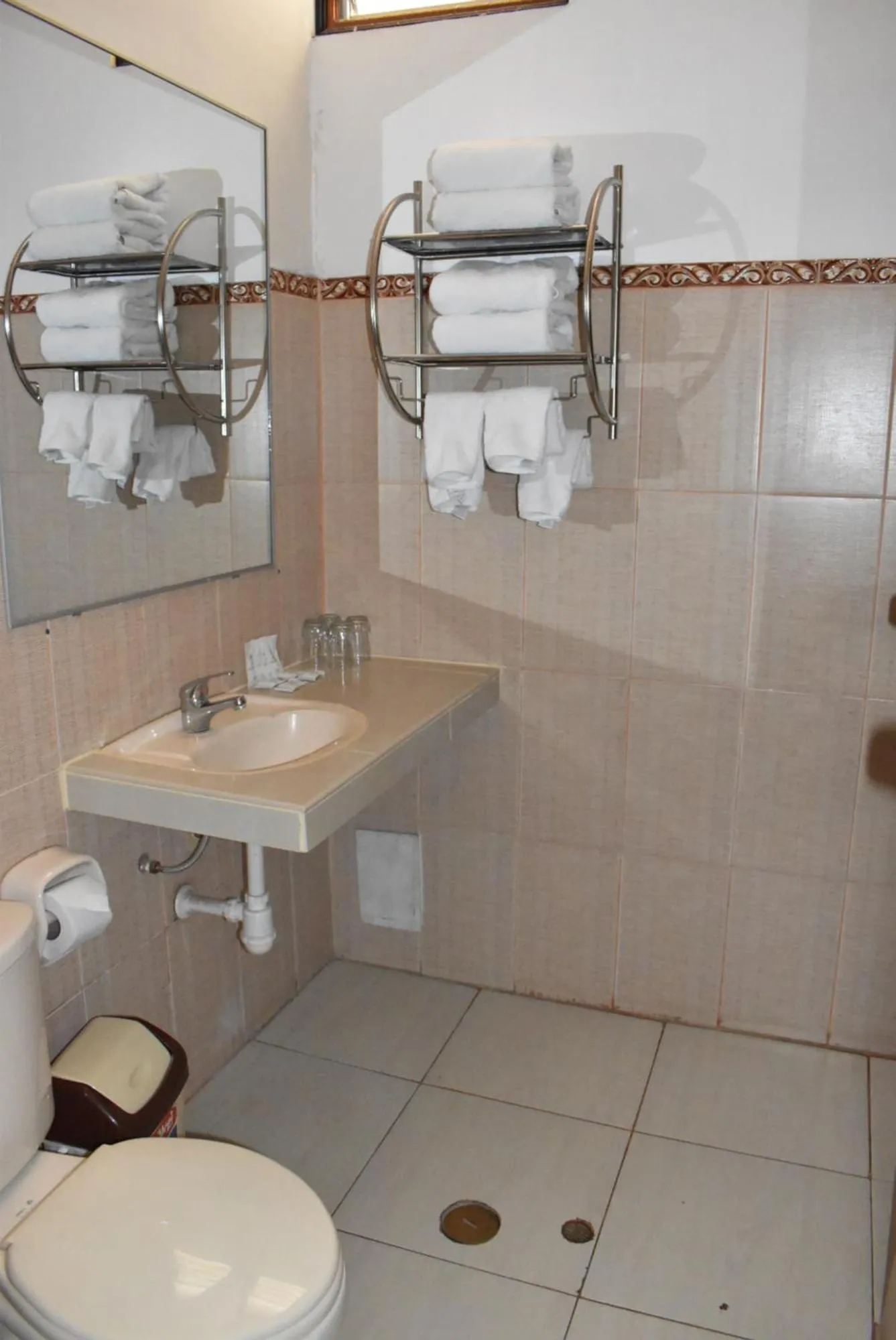 Bathroom in Colonial Plaza Hotel