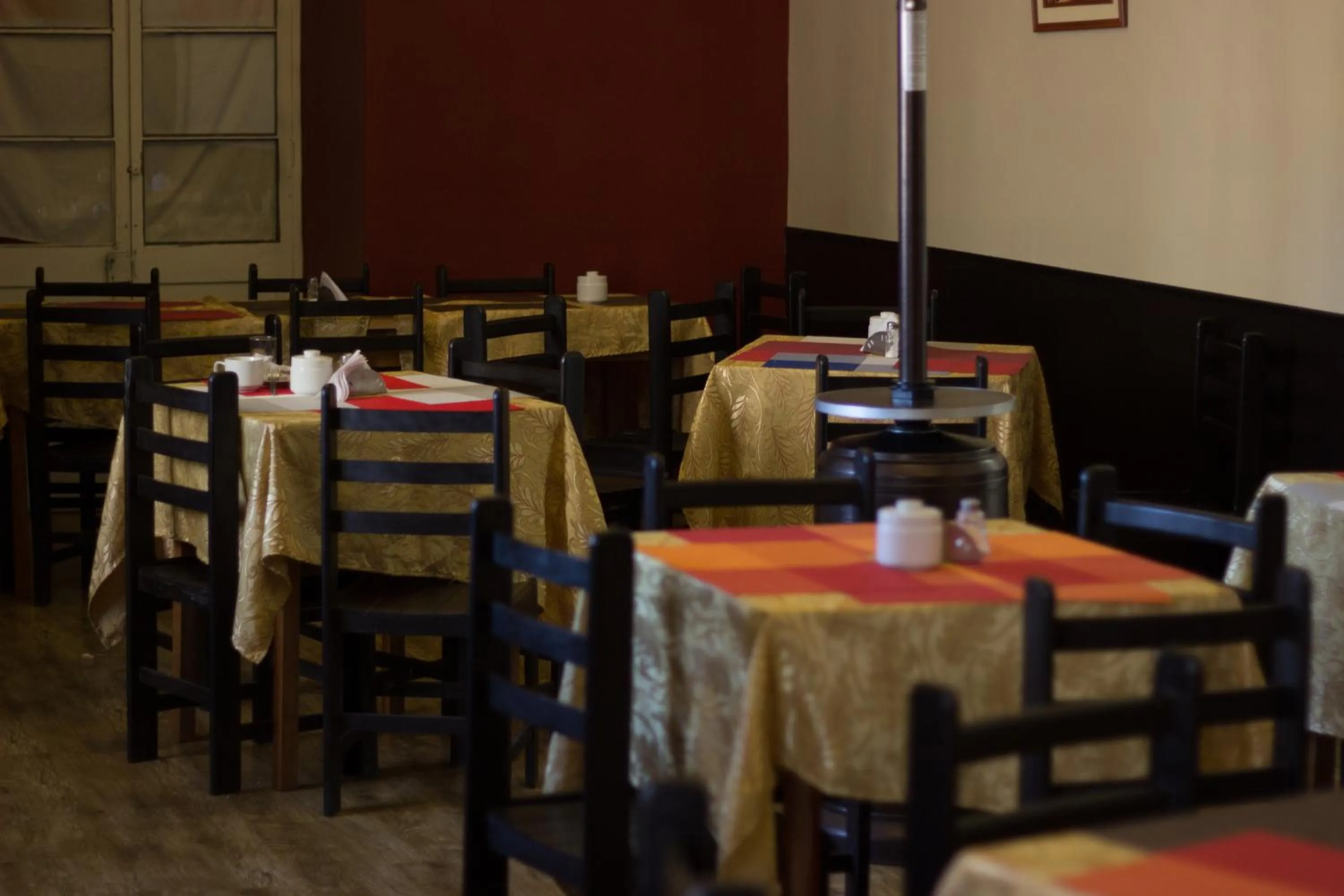 Restaurant/places to eat in Colonial Plaza Hotel