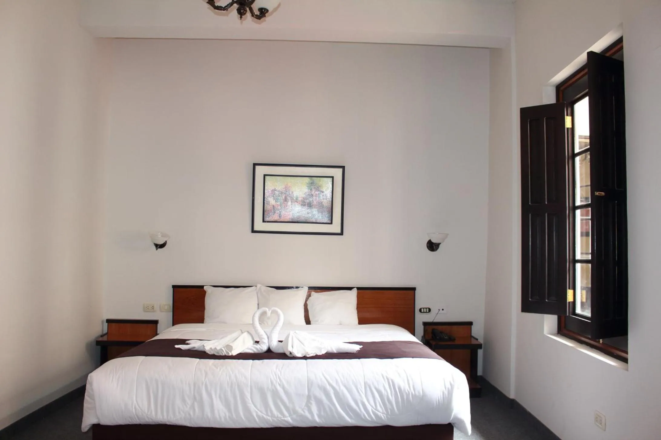 Bedroom, Bed in Colonial Plaza Hotel