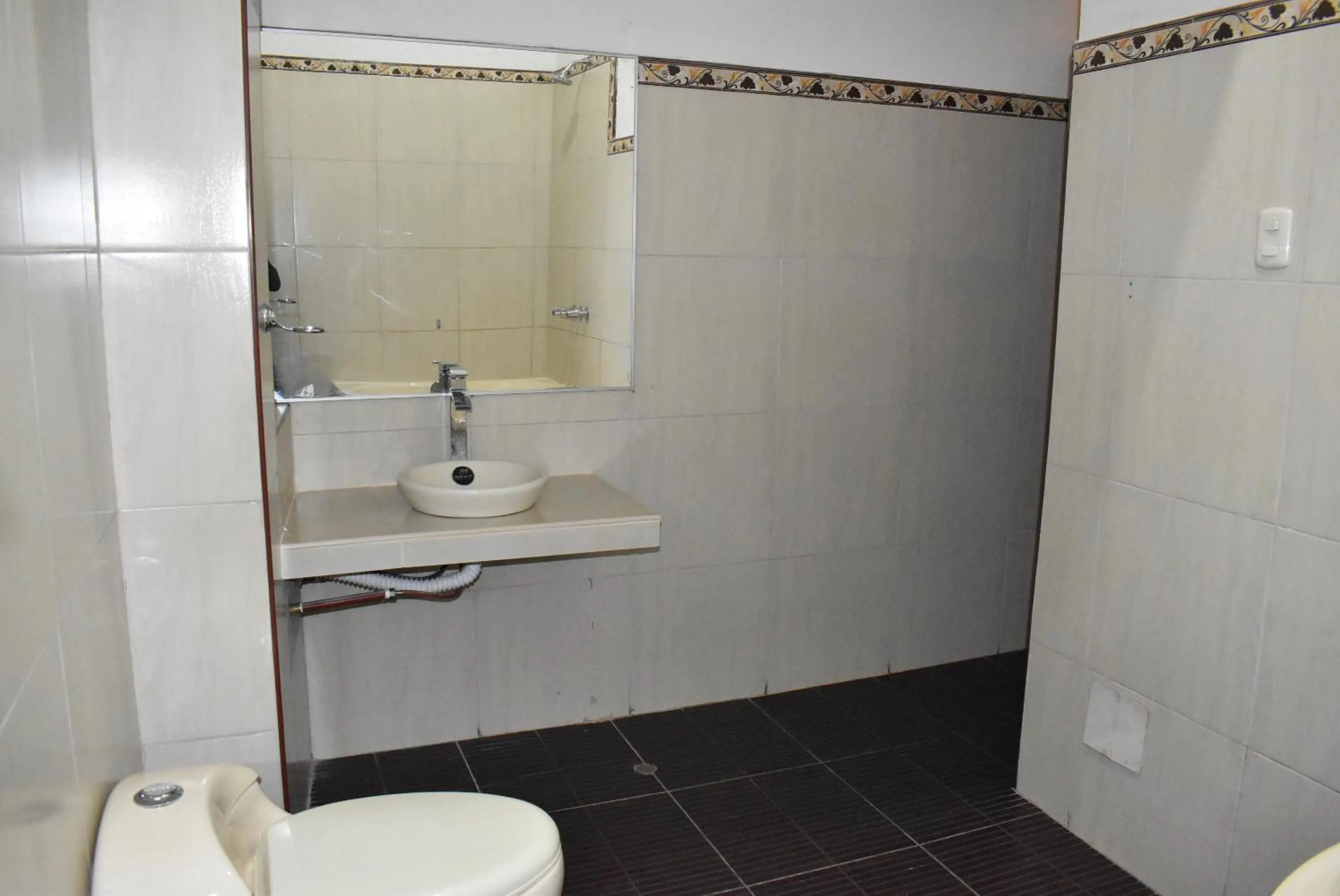 Bathroom in Colonial Plaza Hotel