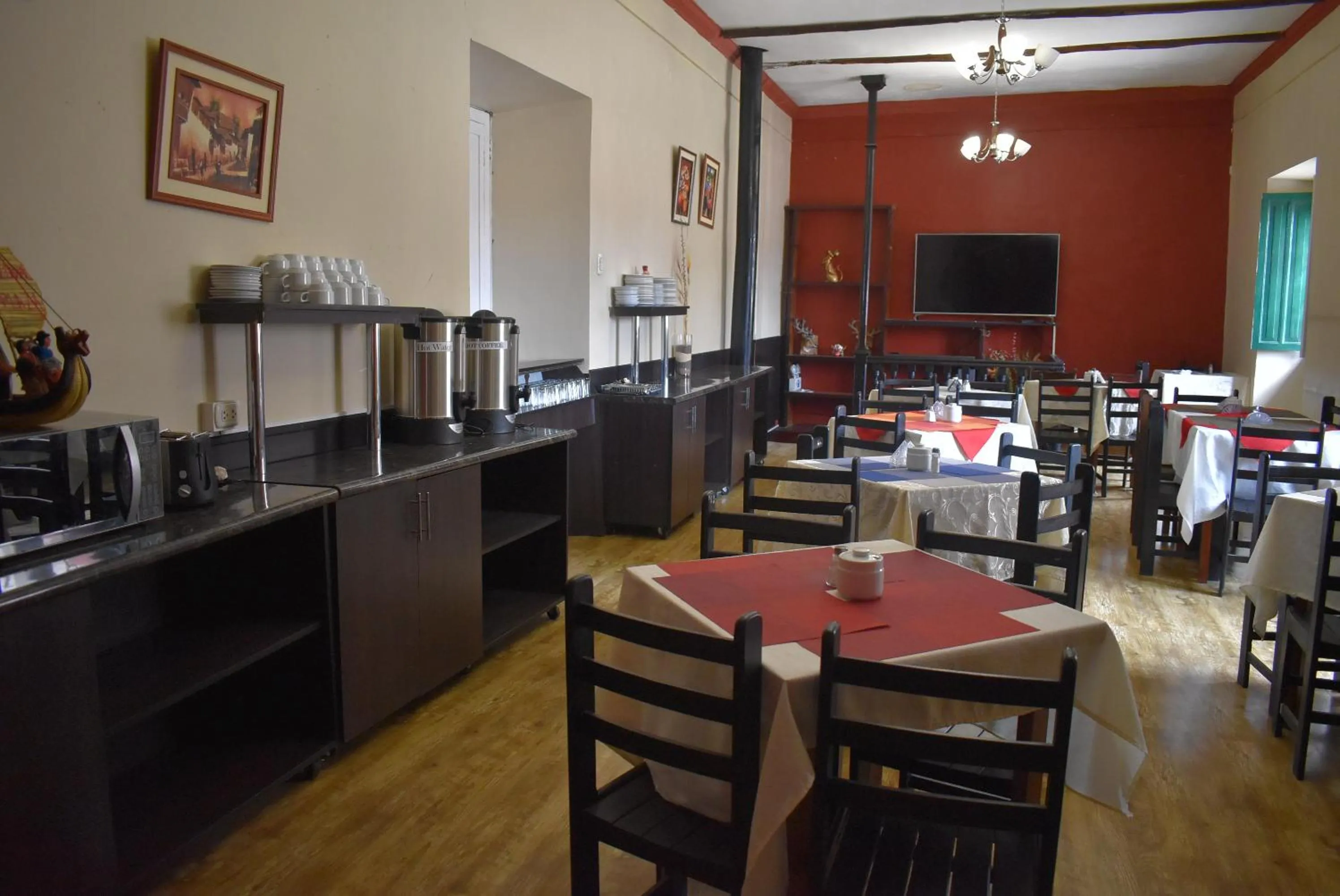 Restaurant/places to eat in Colonial Plaza Hotel