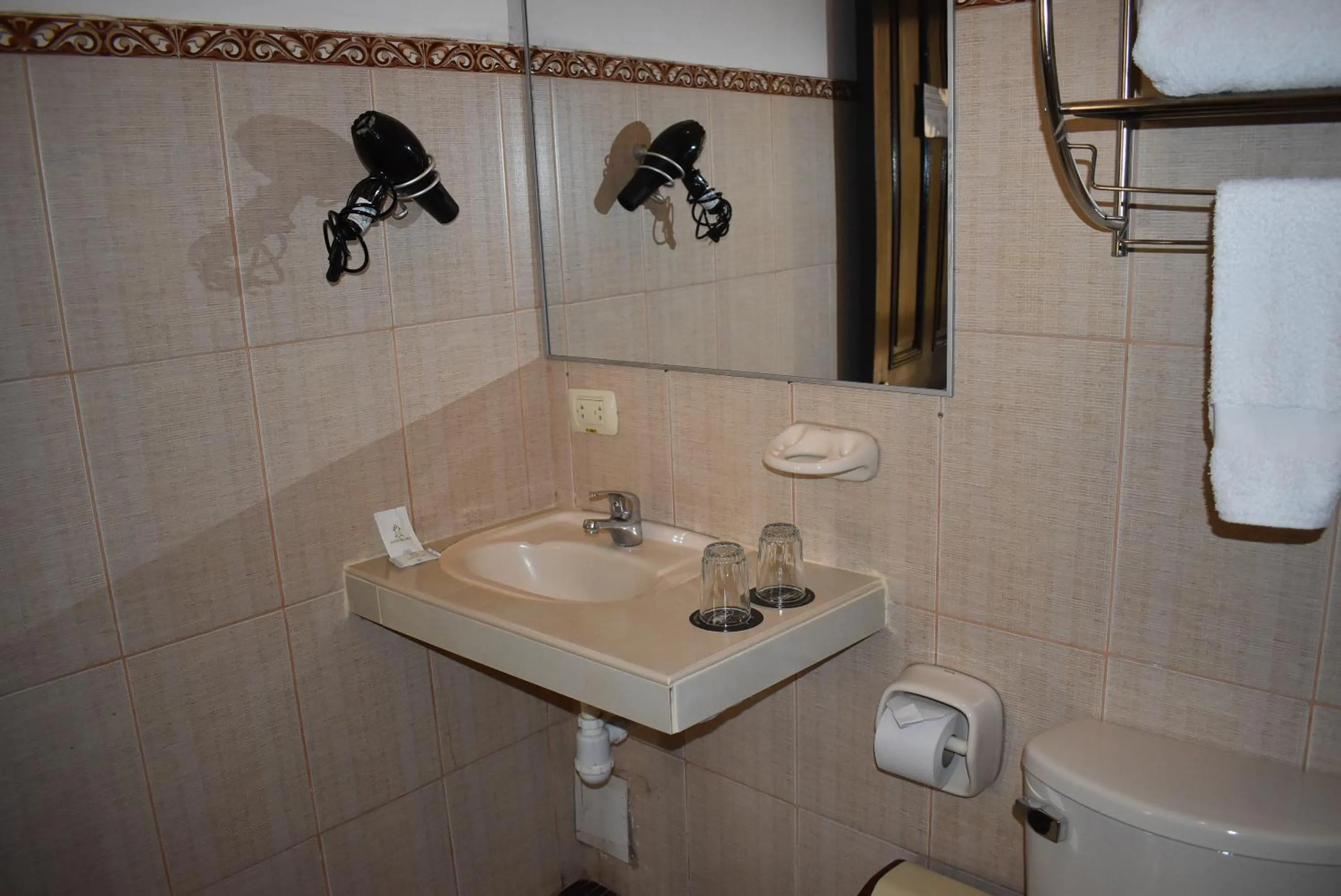 Bathroom in Colonial Plaza Hotel