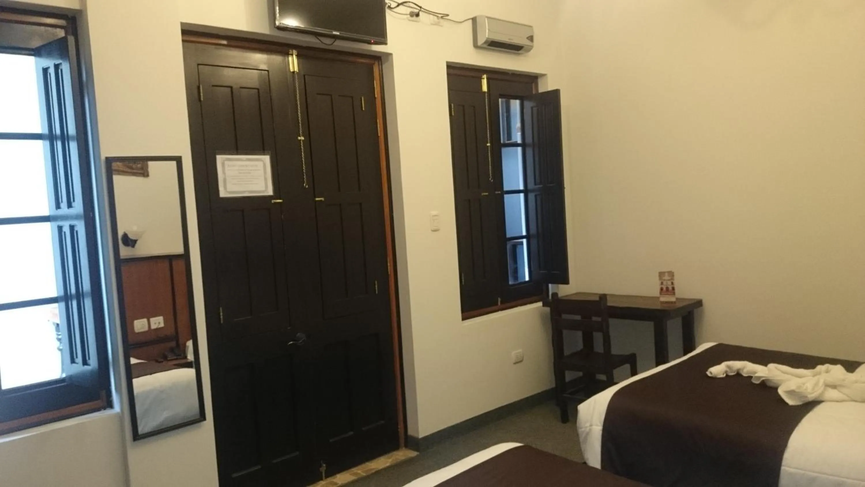 Bedroom, Bed in Colonial Plaza Hotel