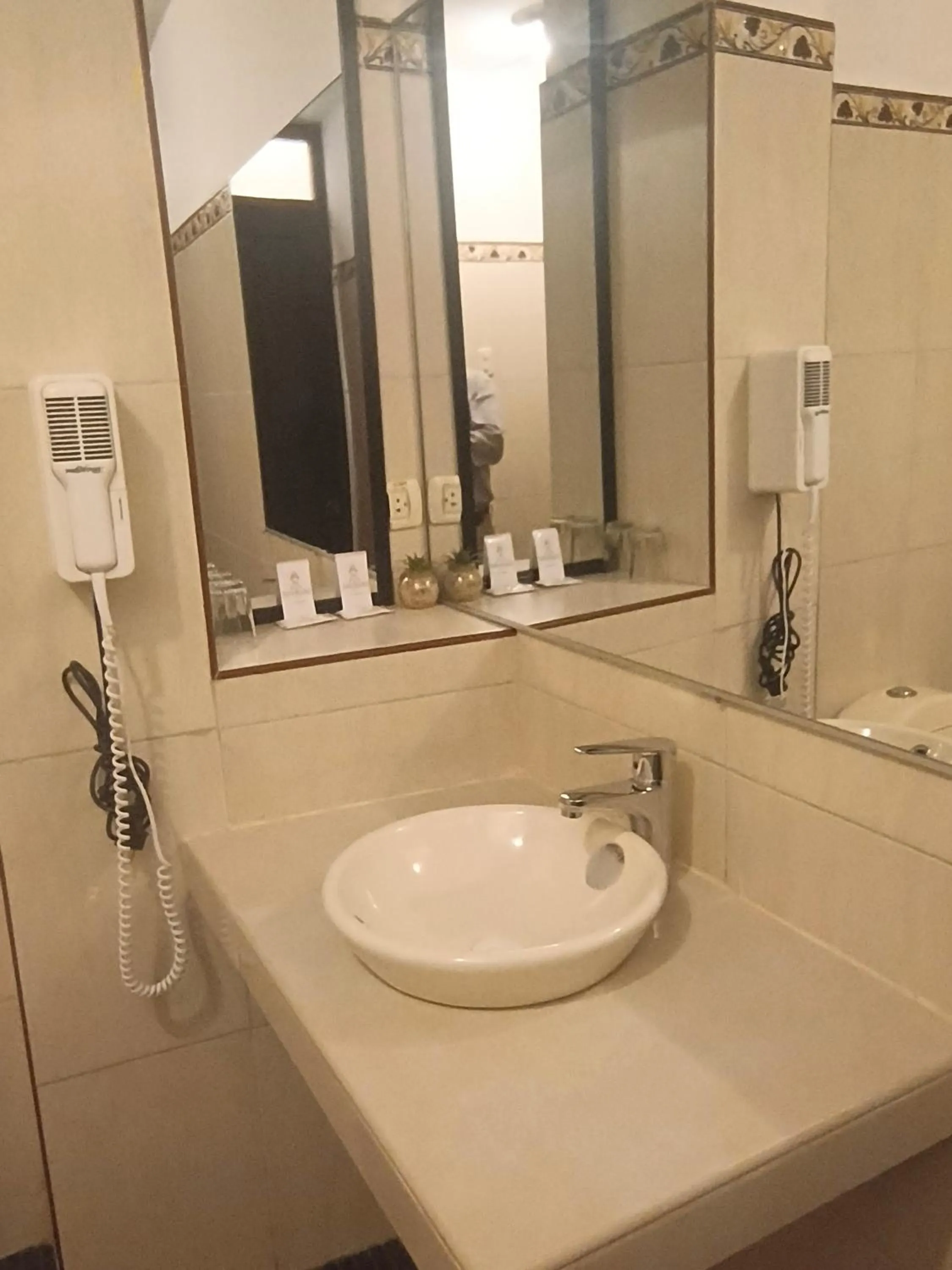 Colonial Plaza Hotel