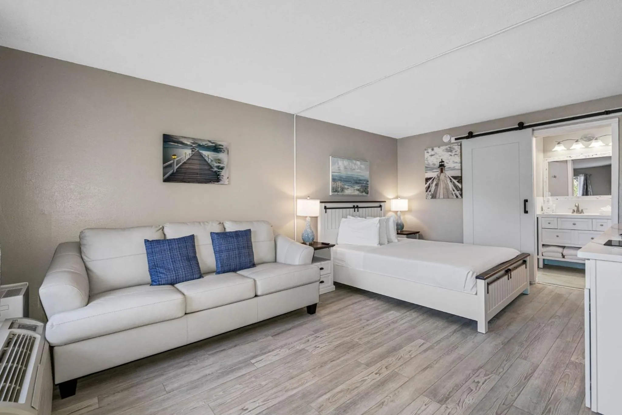 Photo of the whole room, Bed in Bay Breeze