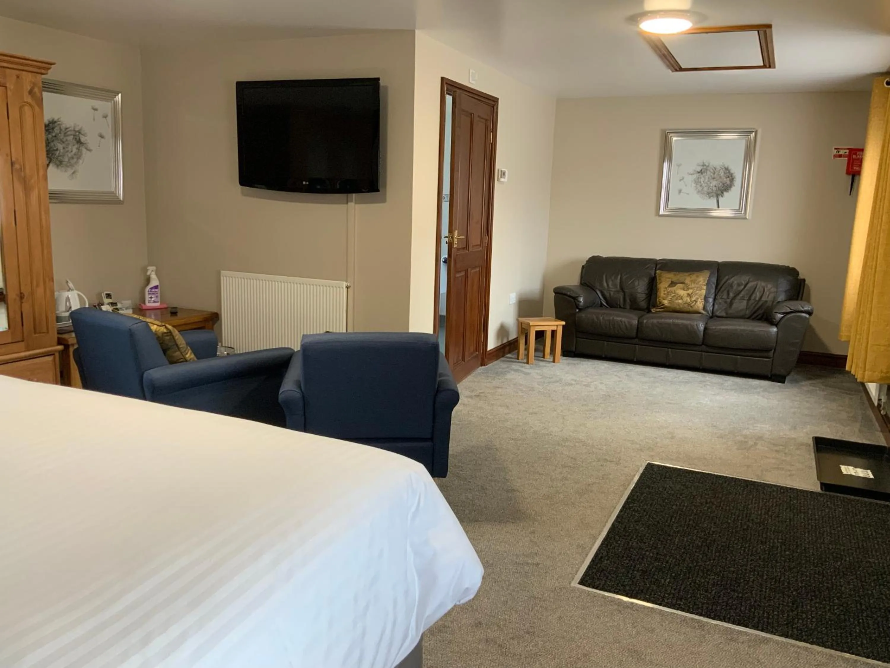 Seating area, Bed in The Red Lion Inn Partney