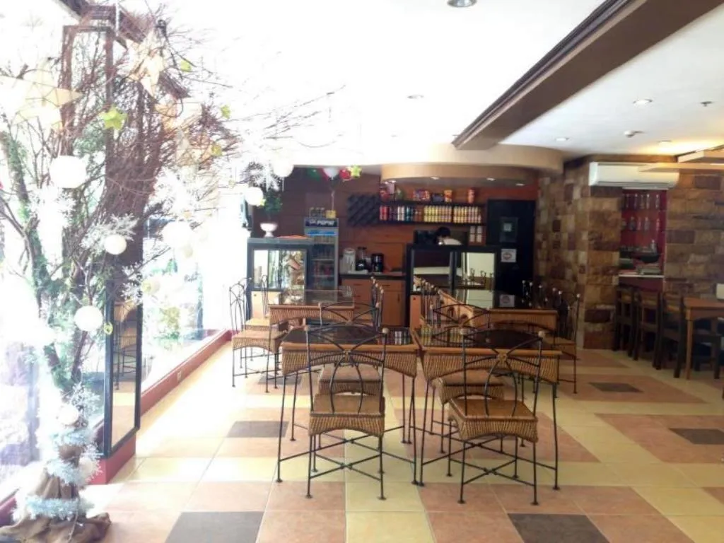 Restaurant/places to eat in Hotel Palwa