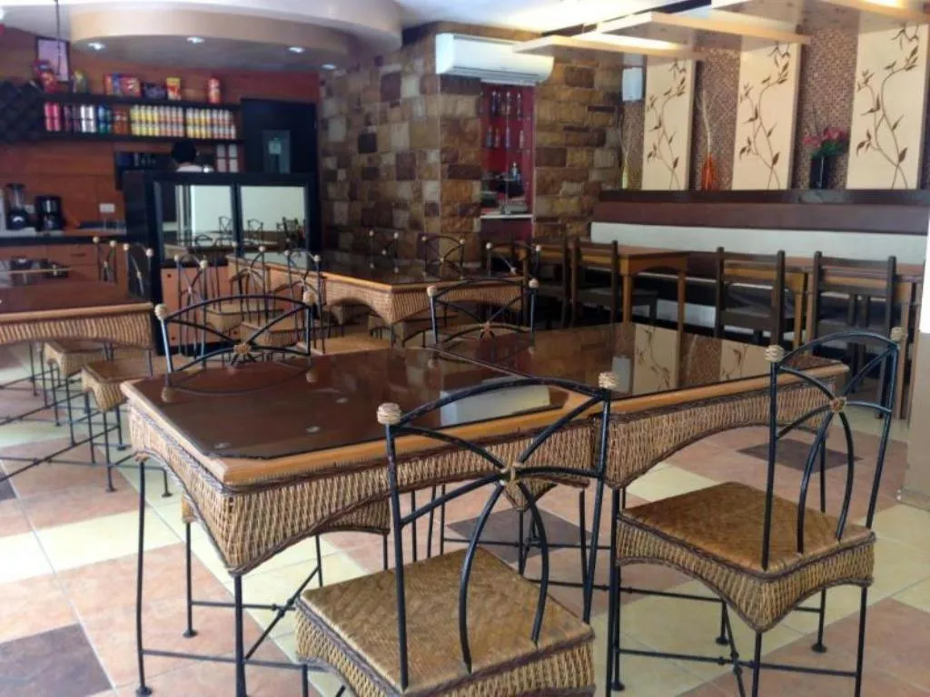 Restaurant/places to eat in Hotel Palwa