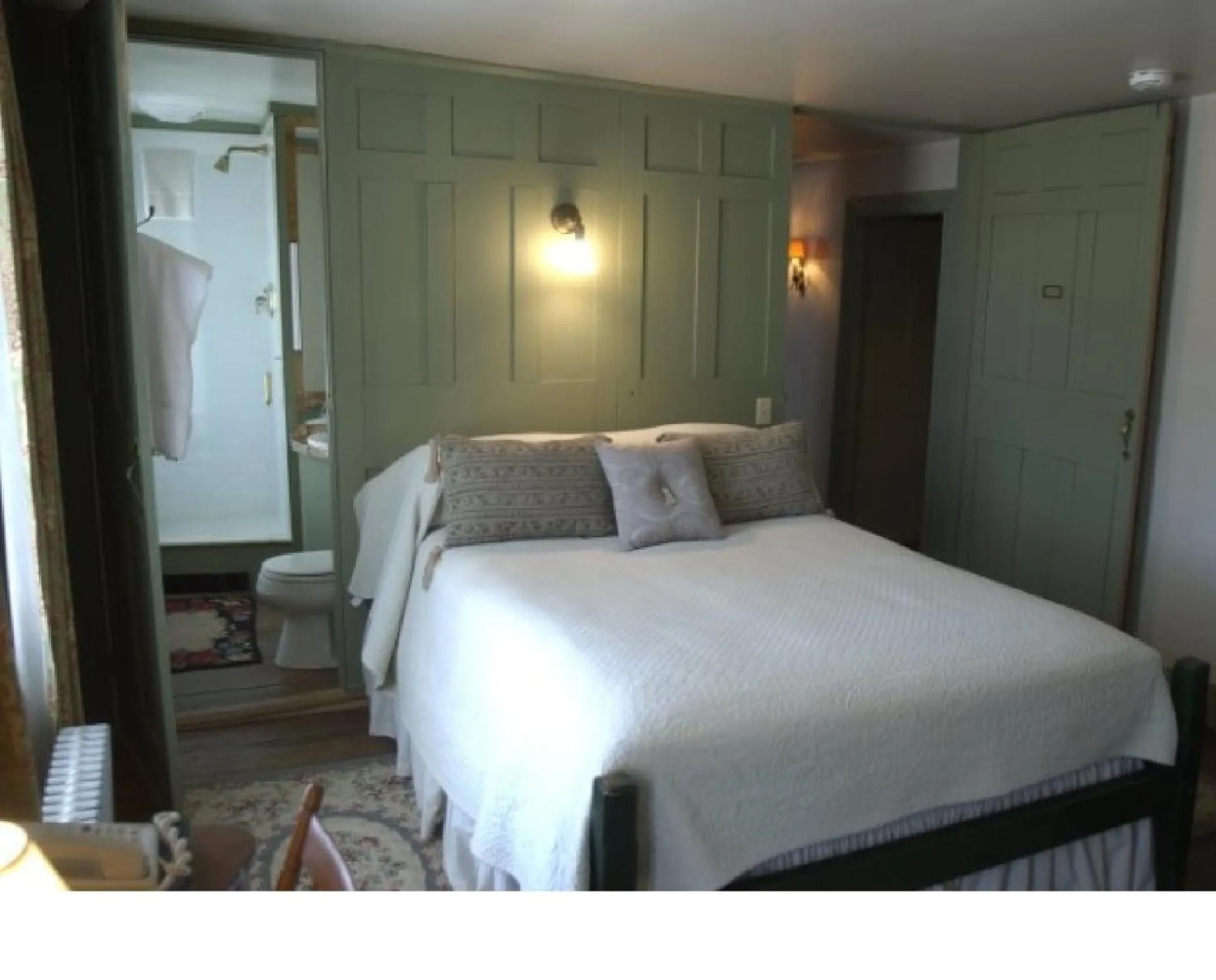 Photo of the whole room, Bed in The Old Inn On The Green