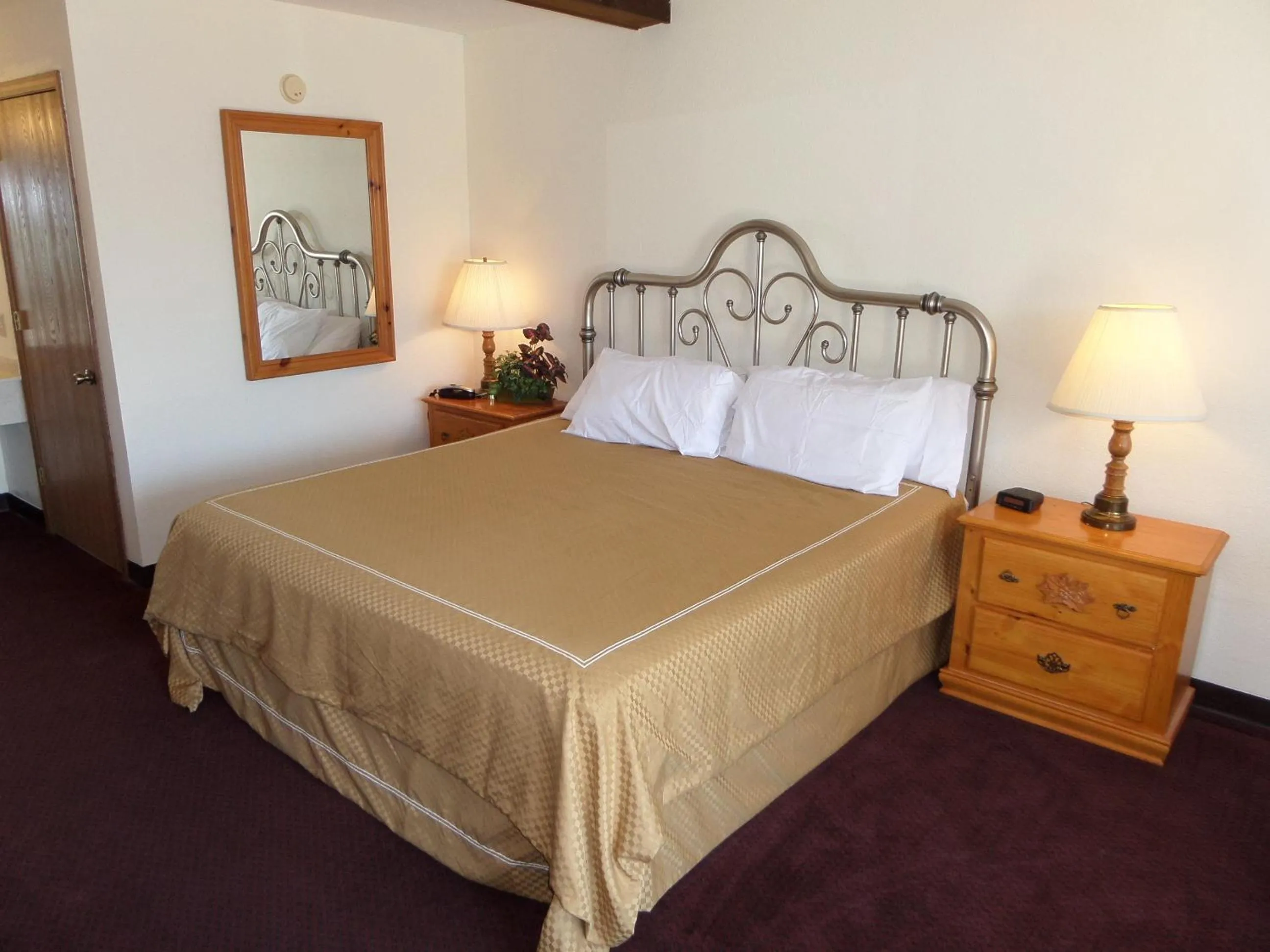 Bedroom, Bed in Passion Play Road Inn - Formerly Statue Road Inn