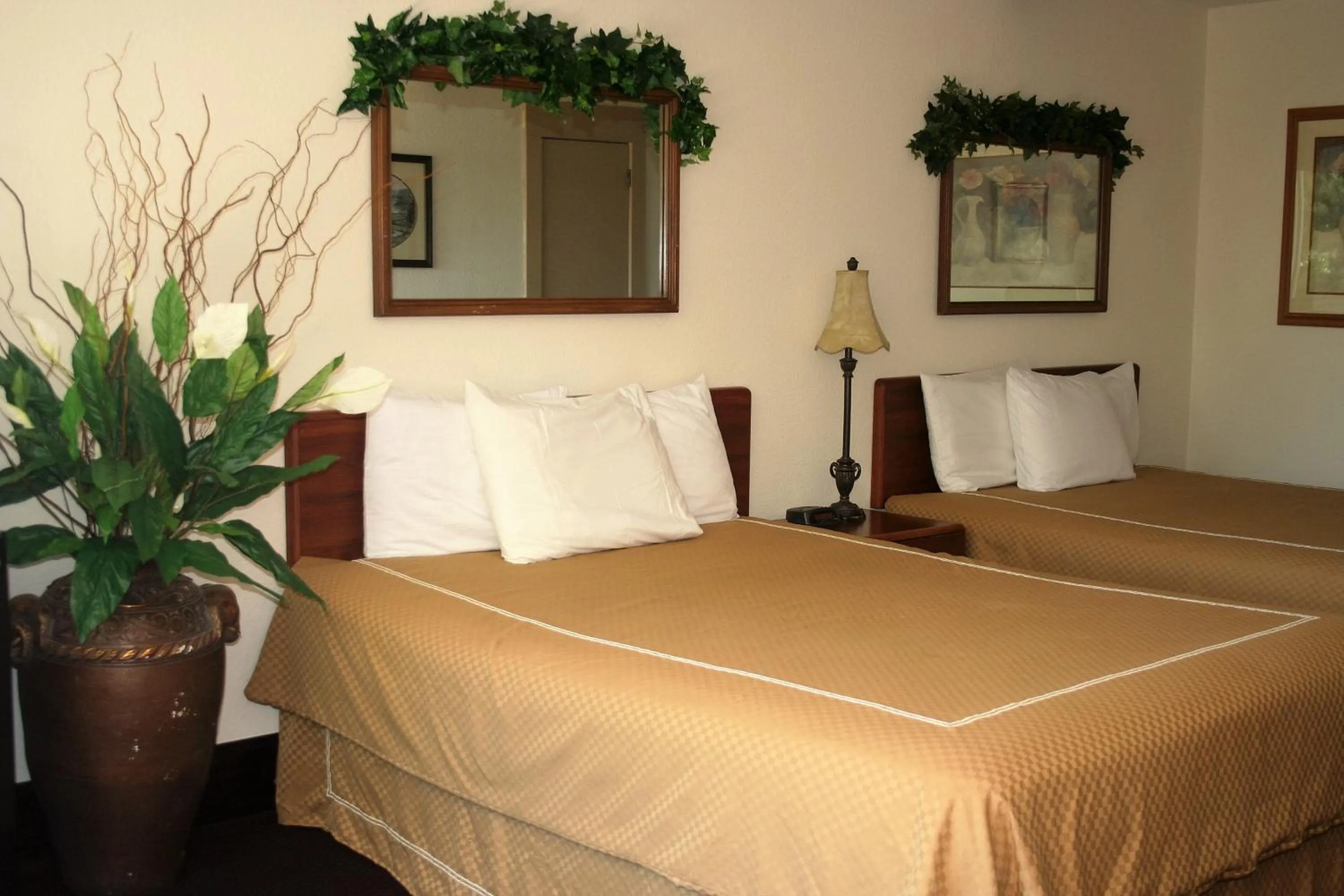 Bed in Passion Play Road Inn - Formerly Statue Road Inn