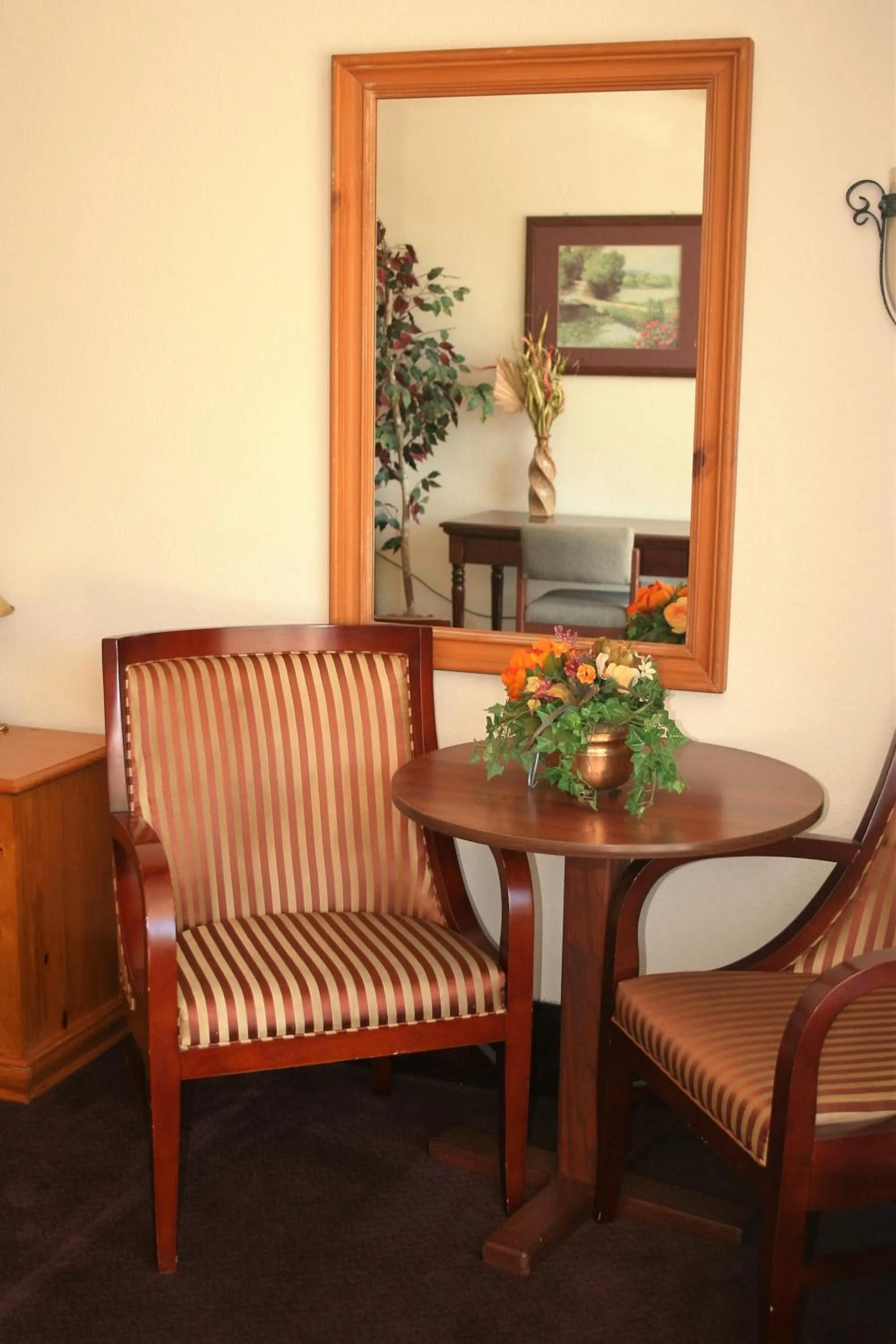 Seating area in Passion Play Road Inn - Formerly Statue Road Inn