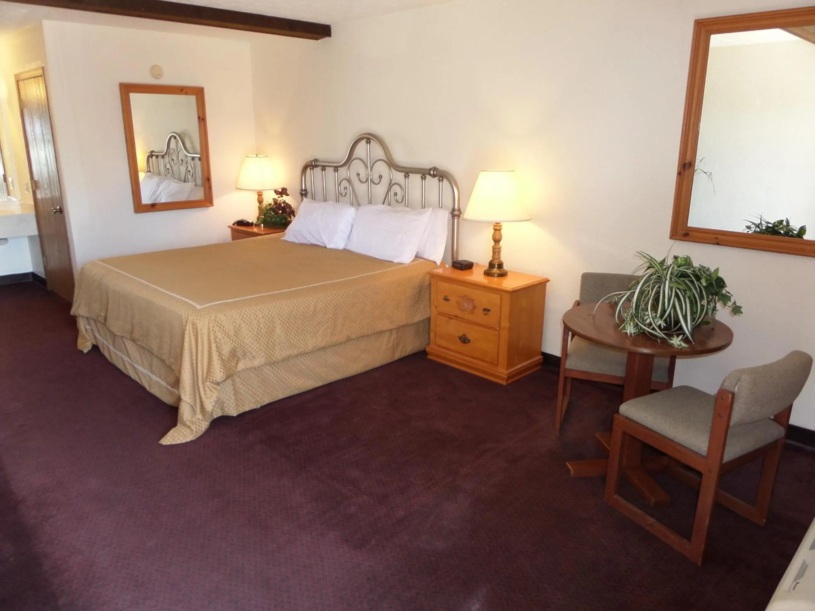 Bedroom, Bed in Passion Play Road Inn - Formerly Statue Road Inn