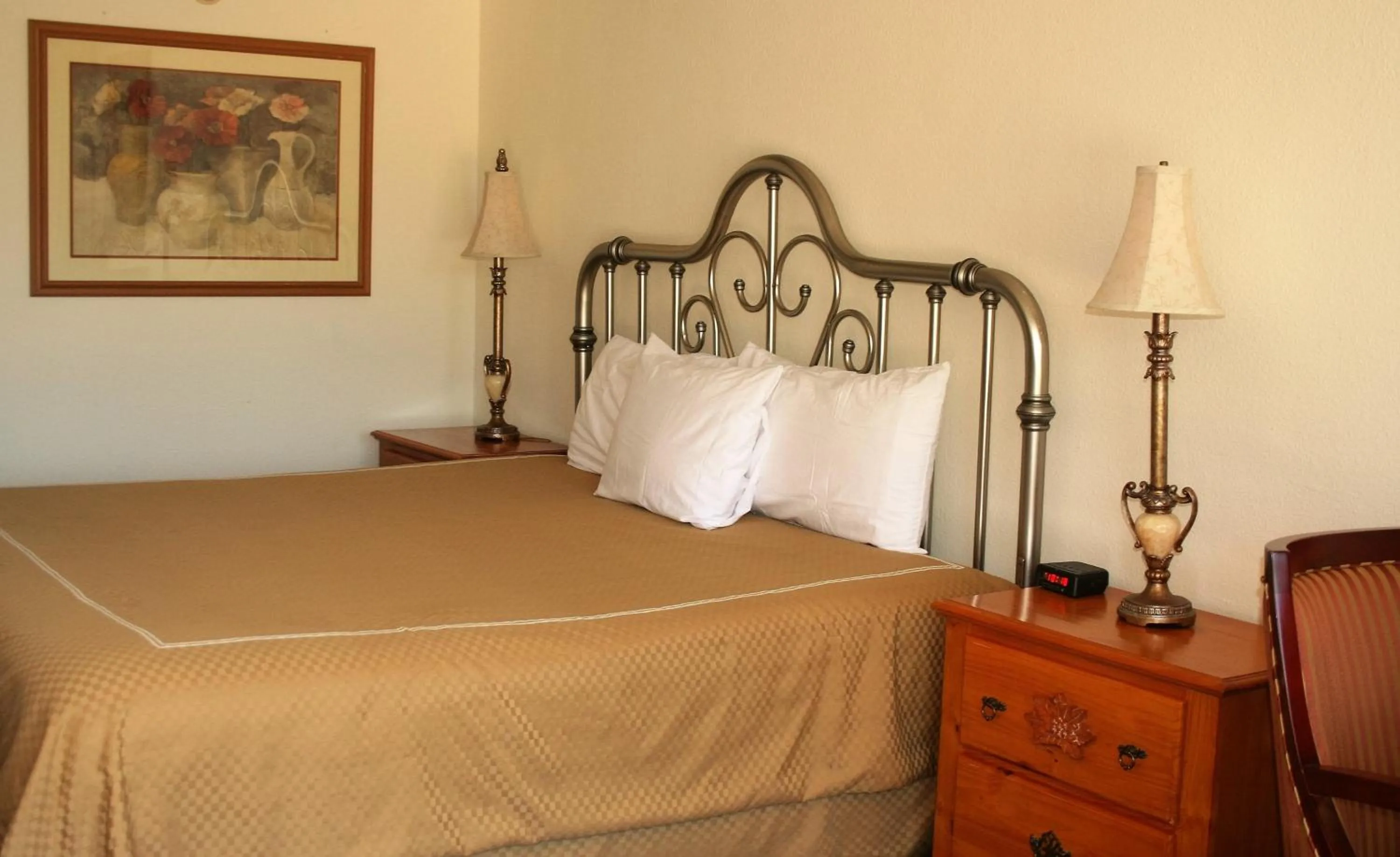 Bed in Passion Play Road Inn - Formerly Statue Road Inn