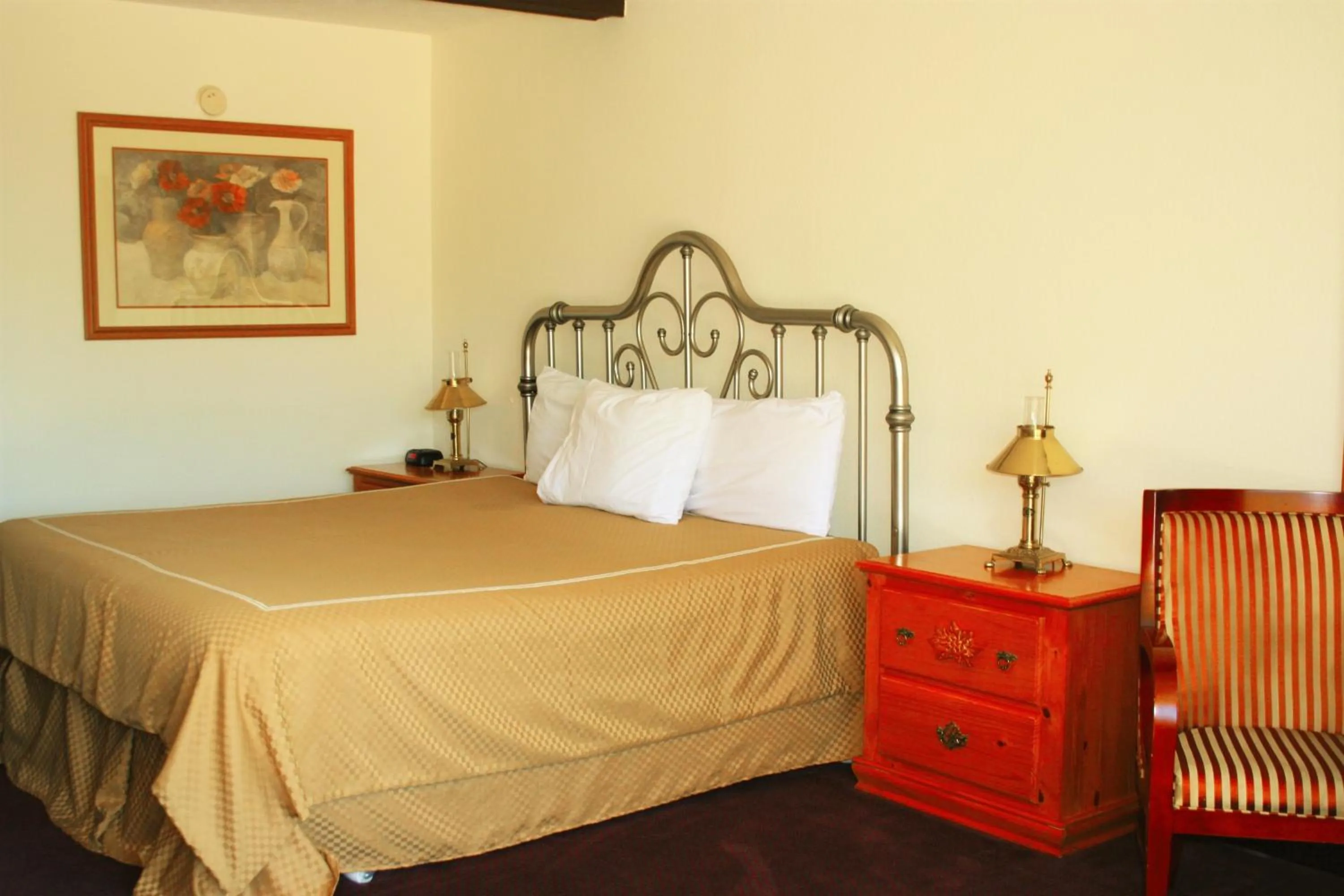 Photo of the whole room, Bed in Passion Play Road Inn - Formerly Statue Road Inn