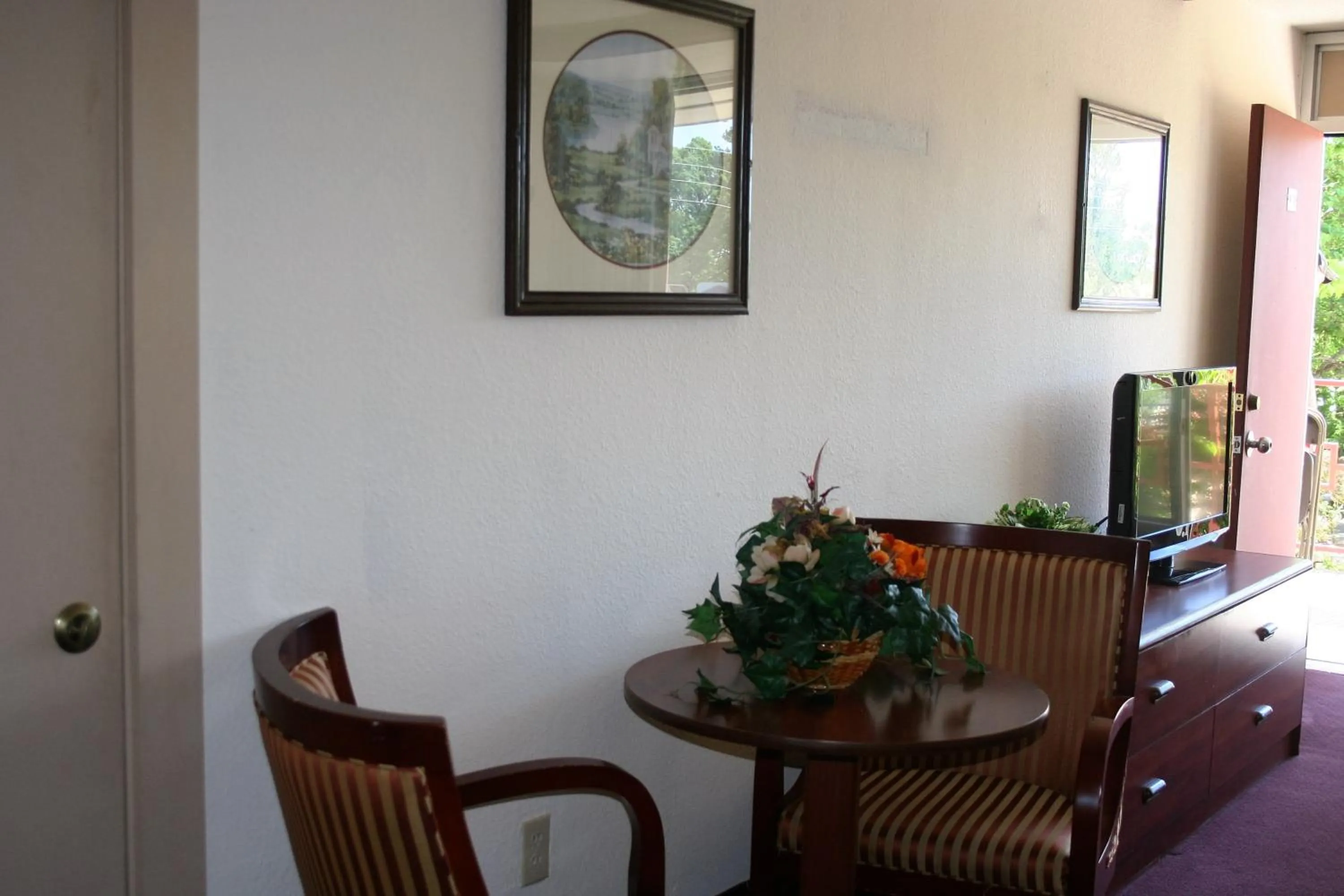 Seating area in Passion Play Road Inn - Formerly Statue Road Inn