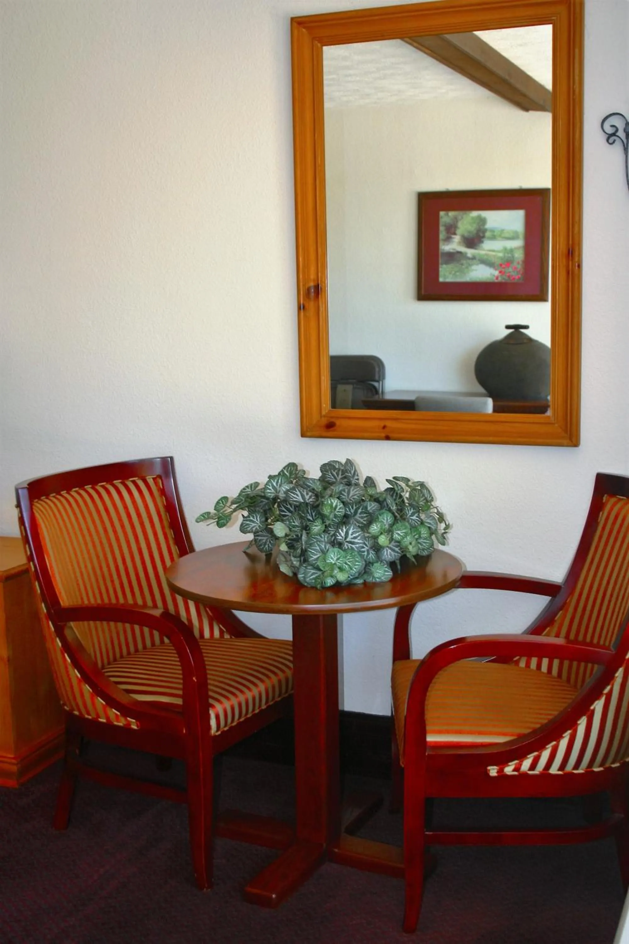 Seating area in Passion Play Road Inn - Formerly Statue Road Inn