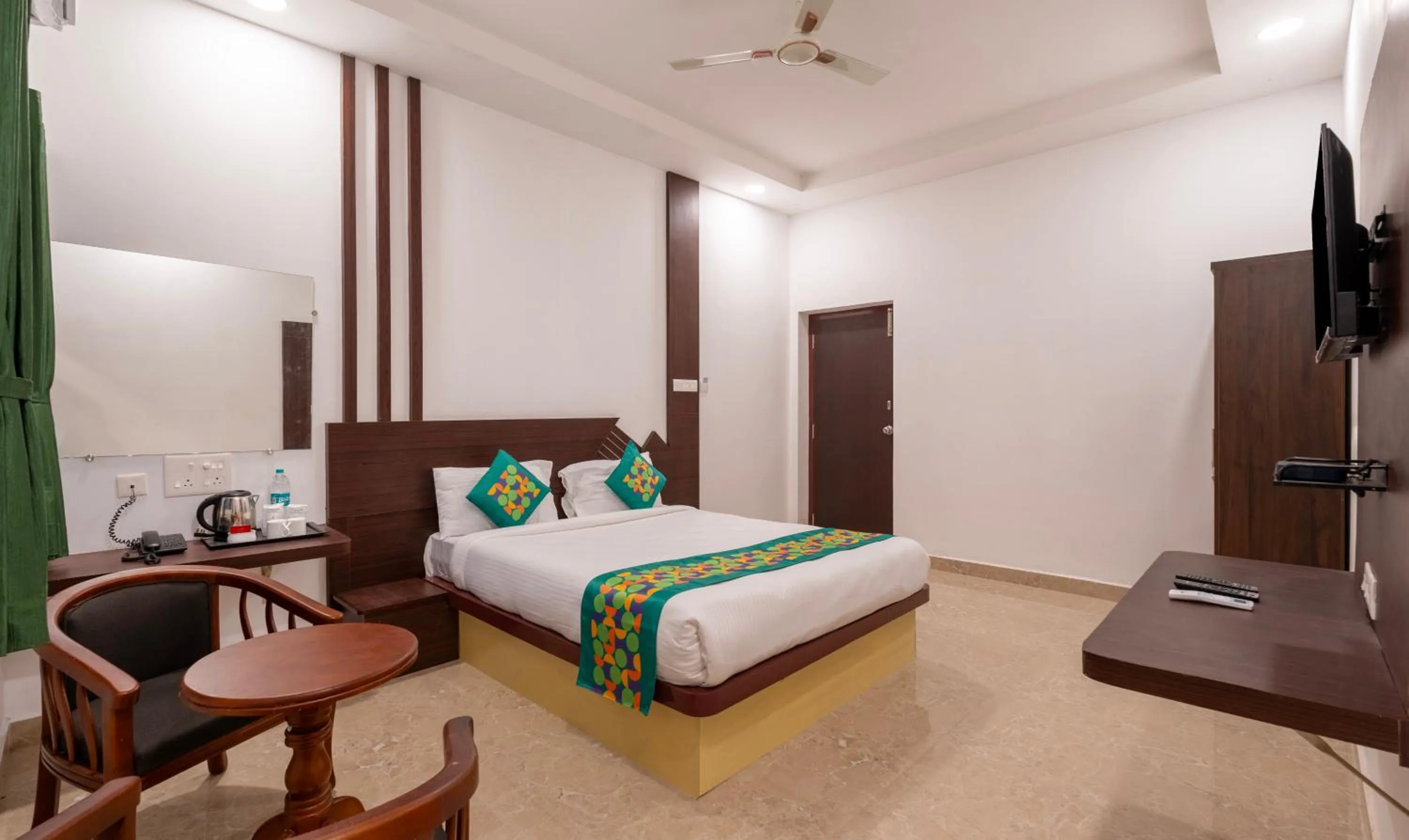 Bedroom, Bed in Treebo Royal Plaza, 700 Mts From Promenade Beach