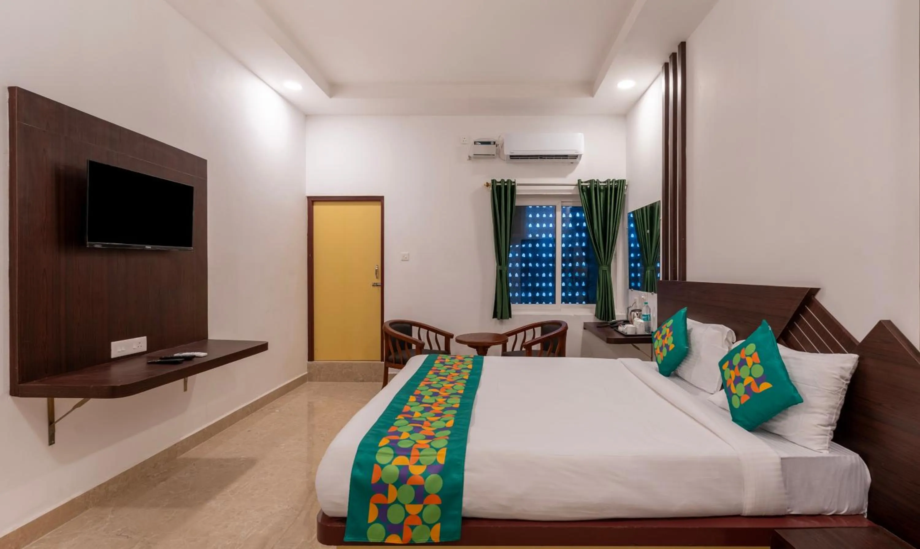 Bedroom, Bed in Treebo Royal Plaza, 700 Mts From Promenade Beach