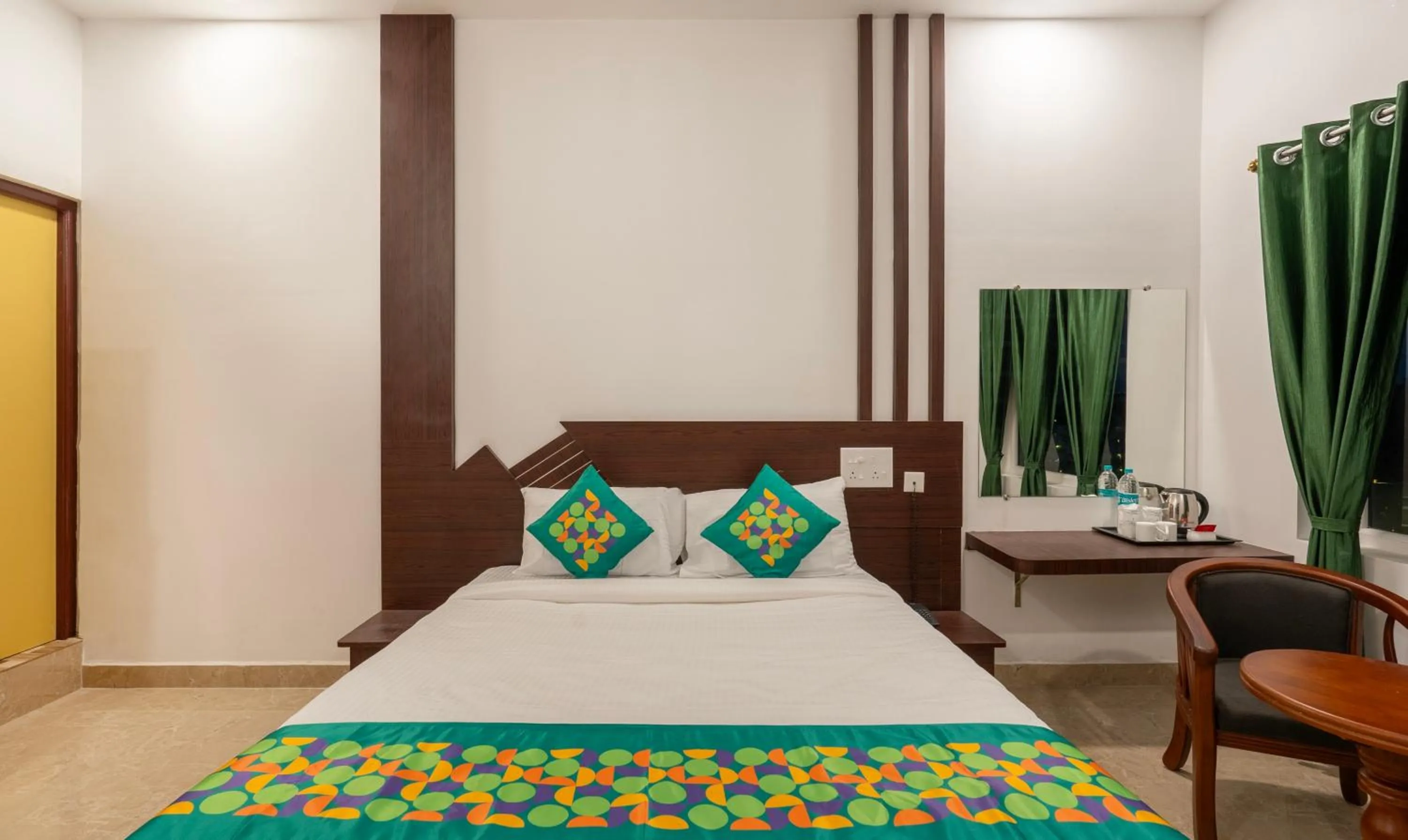 Bedroom, Bed in Treebo Royal Plaza, 700 Mts From Promenade Beach